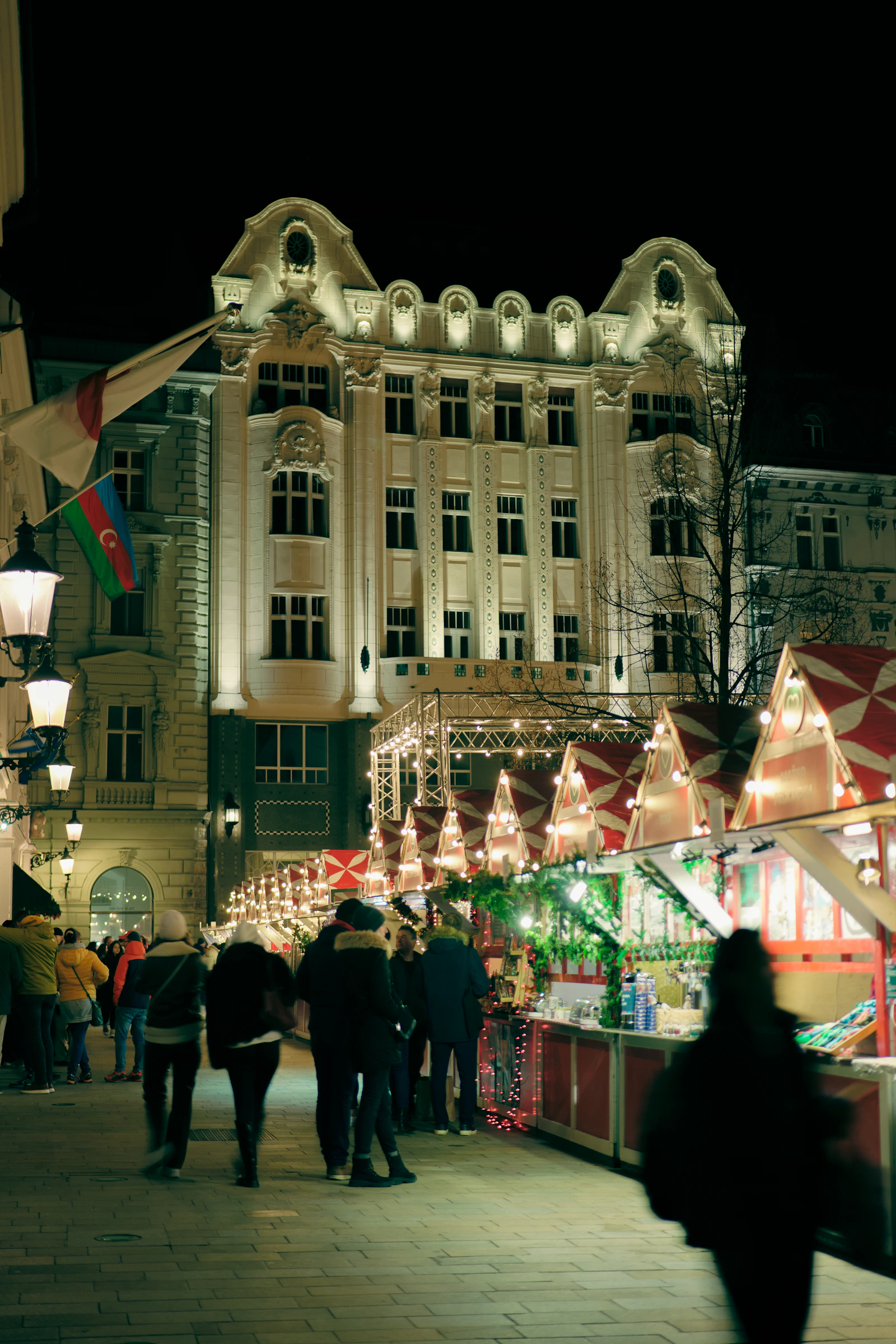Beleuchtete Weihnachtsmarktstände in der Altstadt von Bratislava