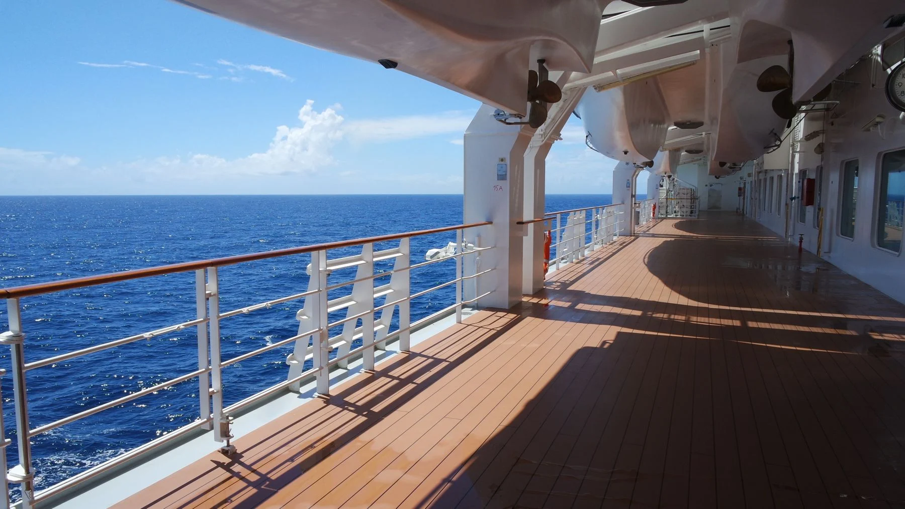 Sonniges Promenadendeck mit Blick auf das offene Meer