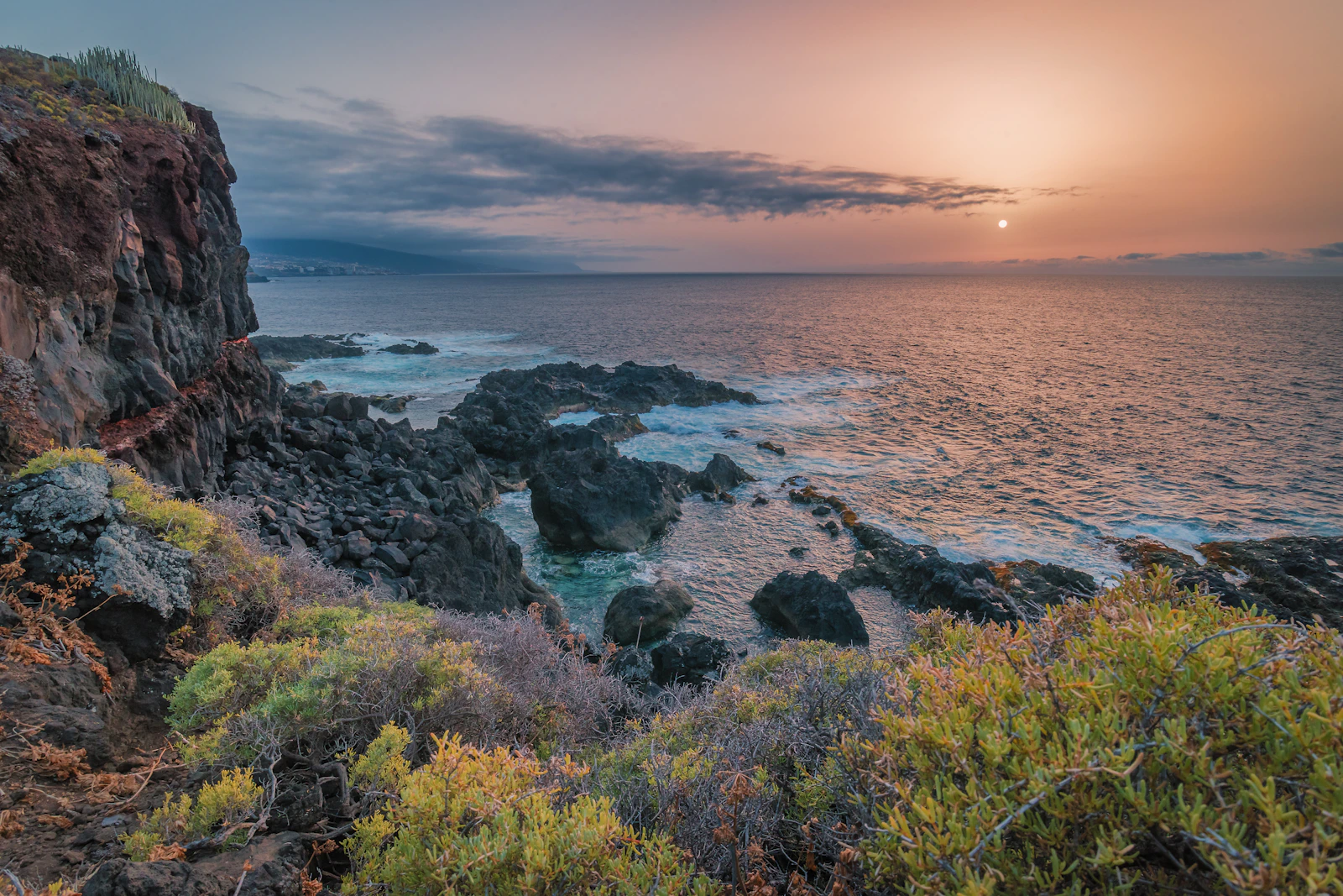 Vulkanische Küste von Teneriffa im warmen Licht des Sonnenuntergangs