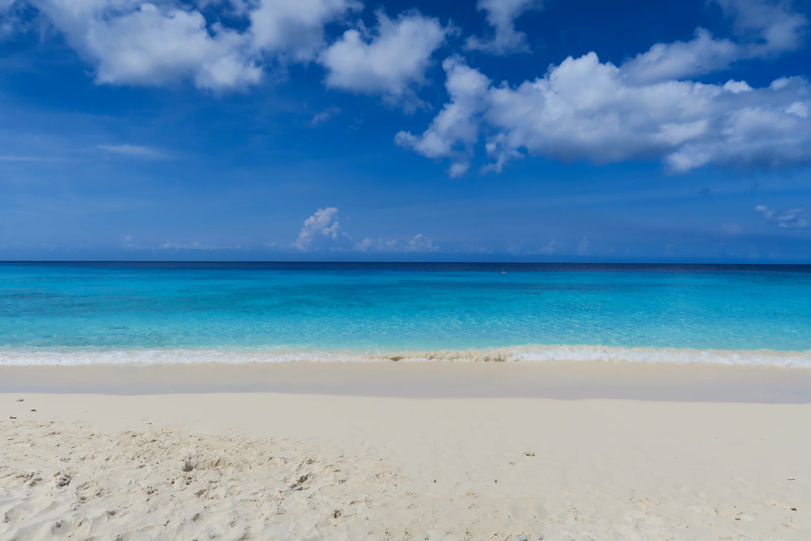 Weißer Sand und türkisfarbenes Wasser am Strand Cas Abao auf Curaçao
