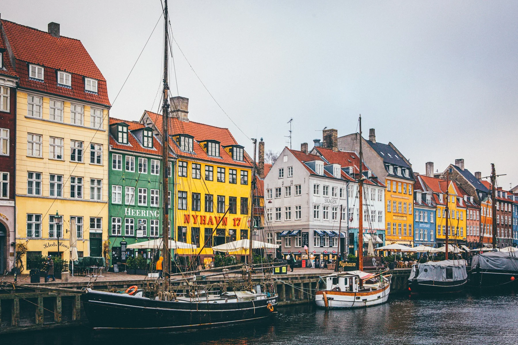 Bunte Fassaden und Boote am Nyhavn in Kopenhagen