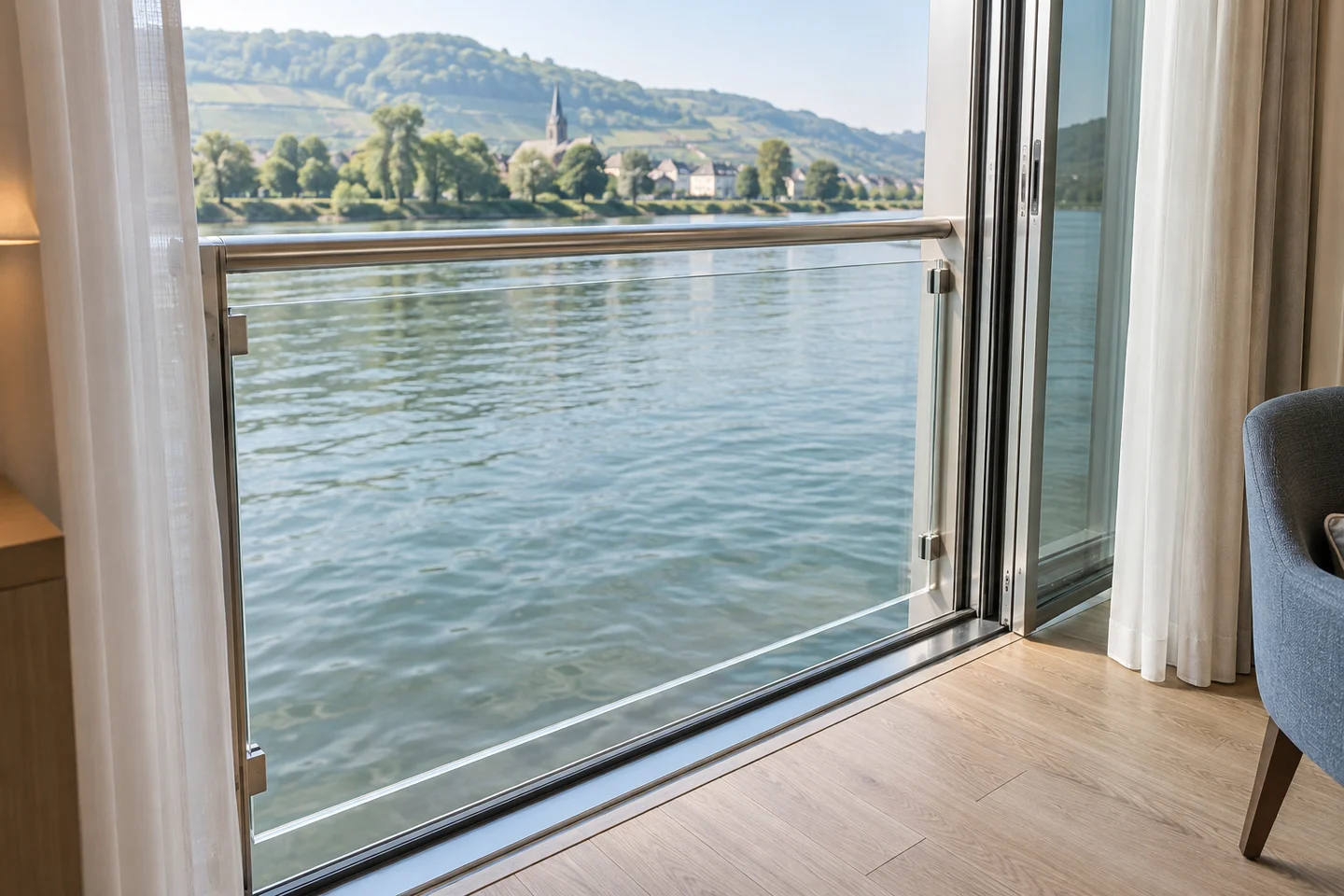 KI-Illustration eines französischen Balkons: geöffnete Glasfront mit Schutzgeländer direkt an der Kabine, ohne begehbare Außenfläche