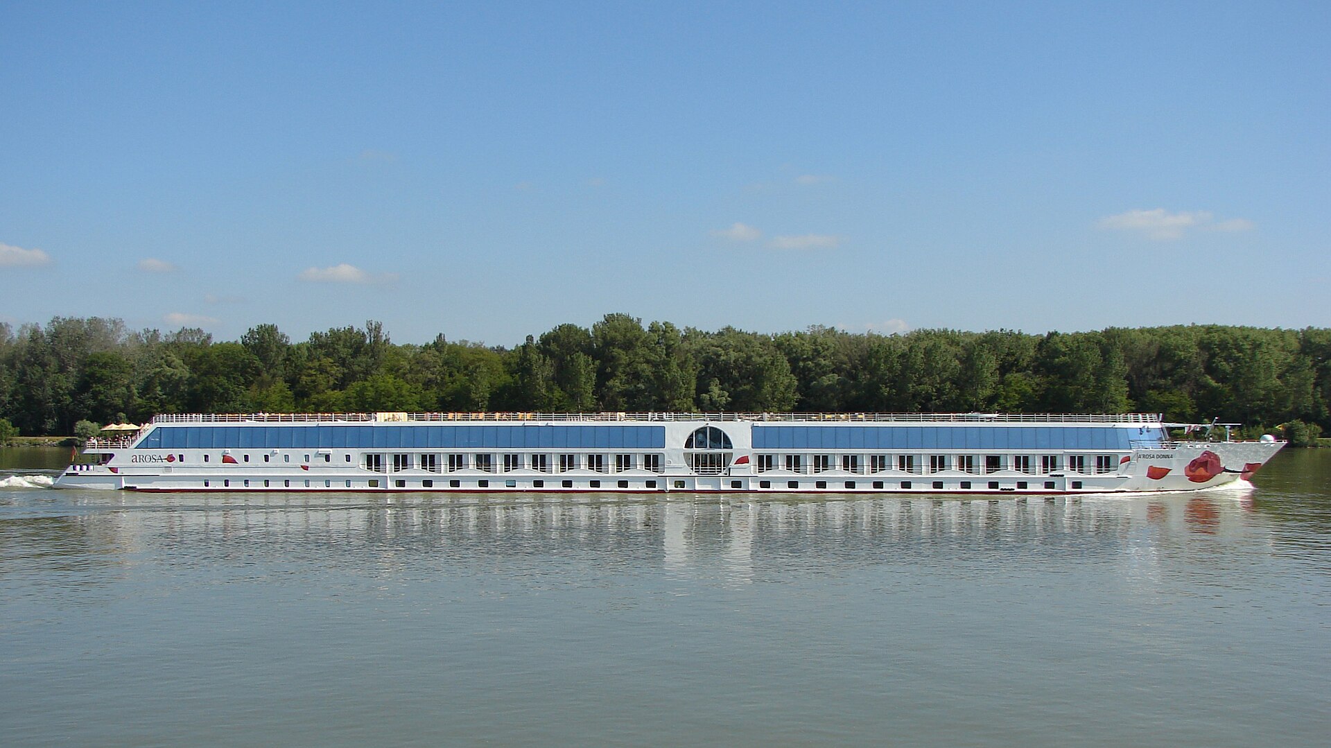 Die A-ROSA DONNA in vollständiger Seitenansicht auf der Donau.