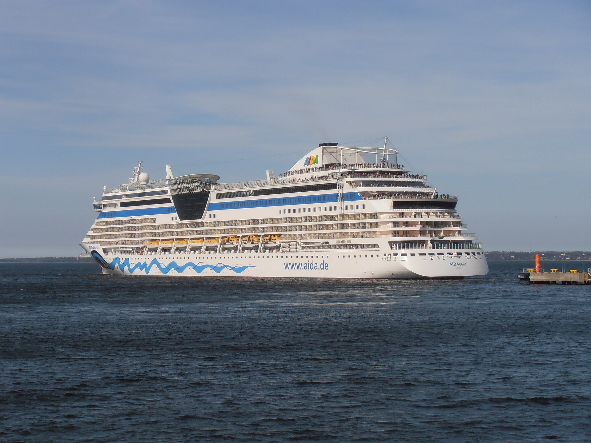 Die AIDAbella verlässt den Hafen von Tallinn, schräg von achtern gesehen.