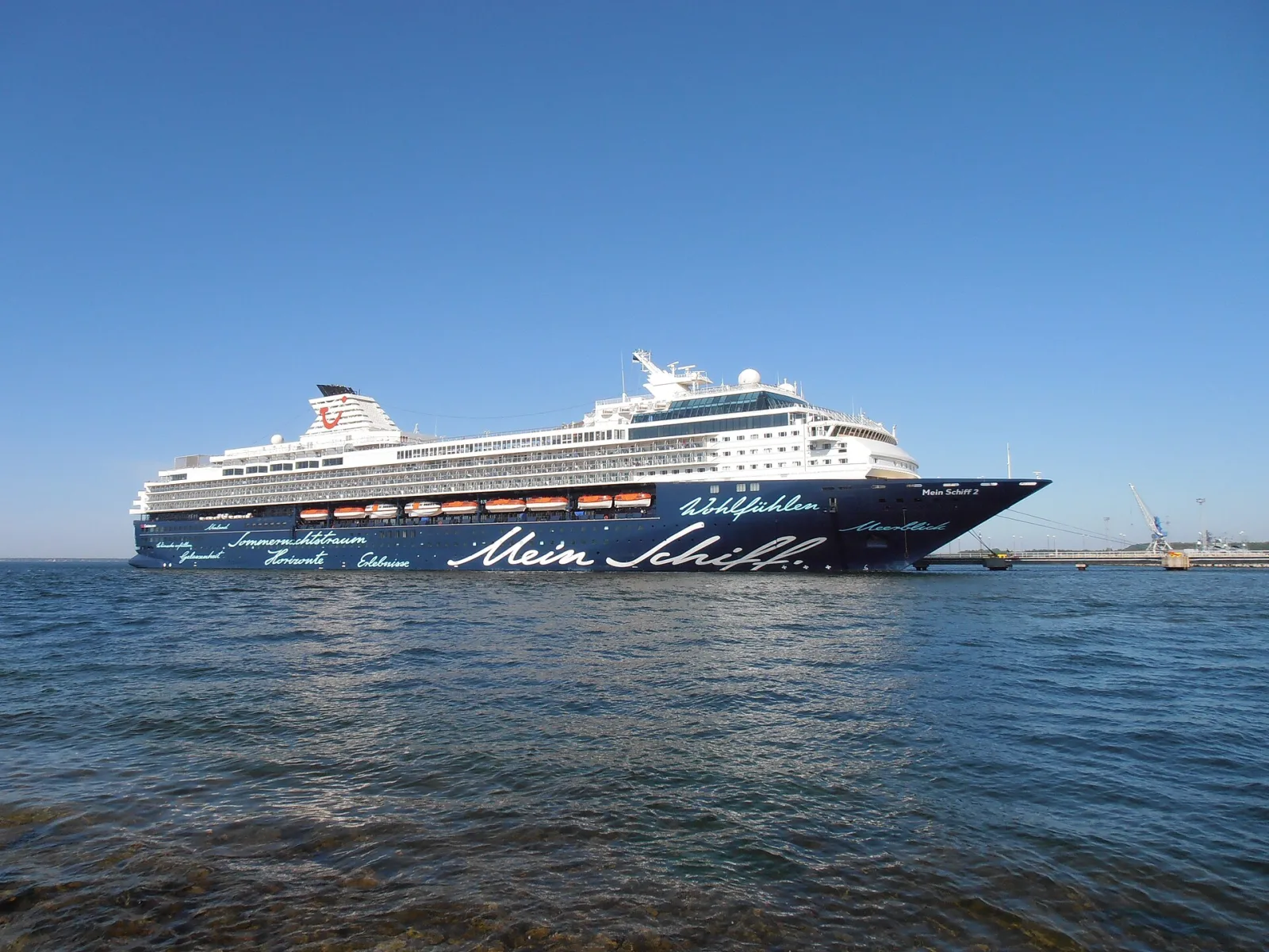Außenansicht des Kreuzfahrtschiffs Mein Schiff 2.