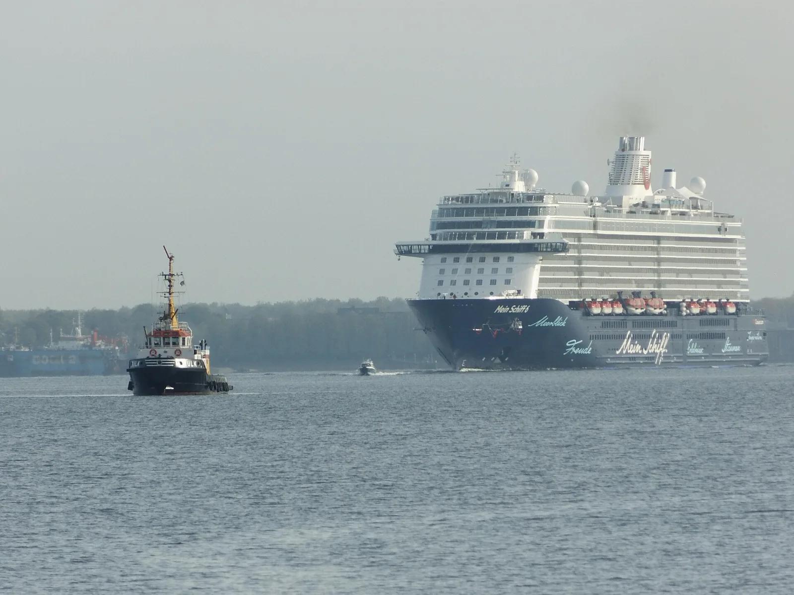 Originalfoto der Mein Schiff 6 auf dem Wasser; keine Aufnahme dieser Südostasienreise.