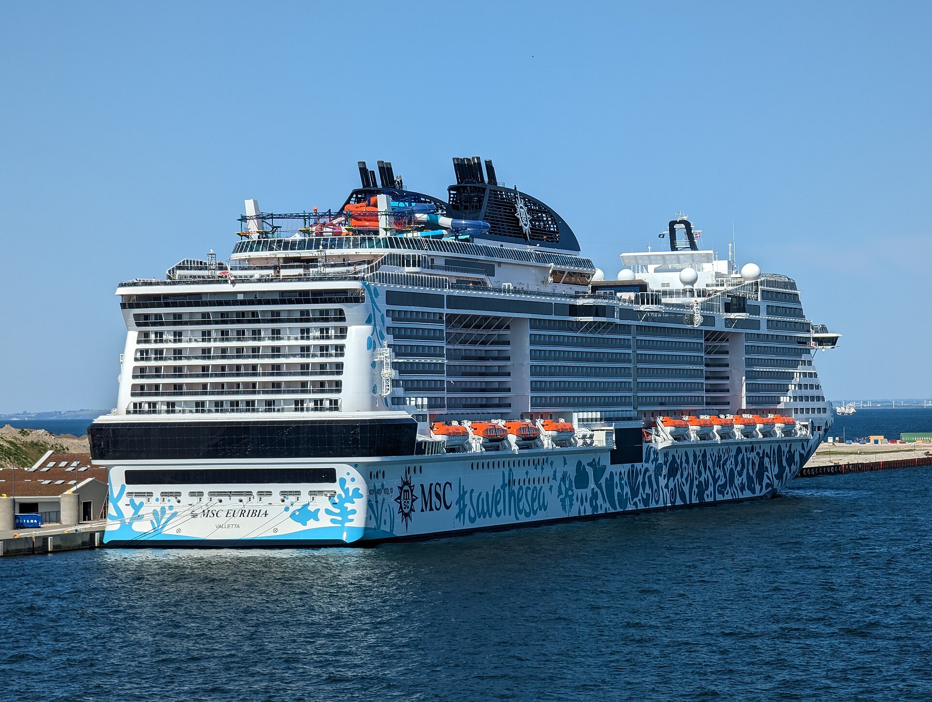 Die MSC Euribia in Kopenhagen, schräg von achtern gesehen.