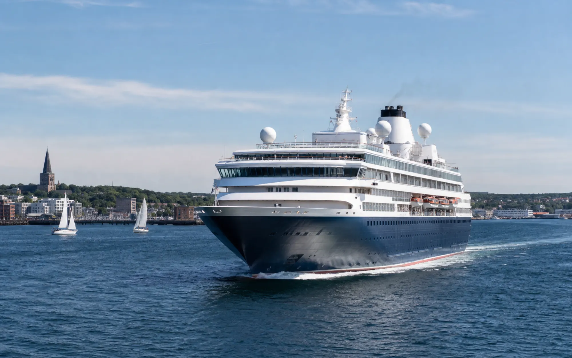 Kreuzfahrtschiff bei der Ausfahrt aus der Kieler Förde