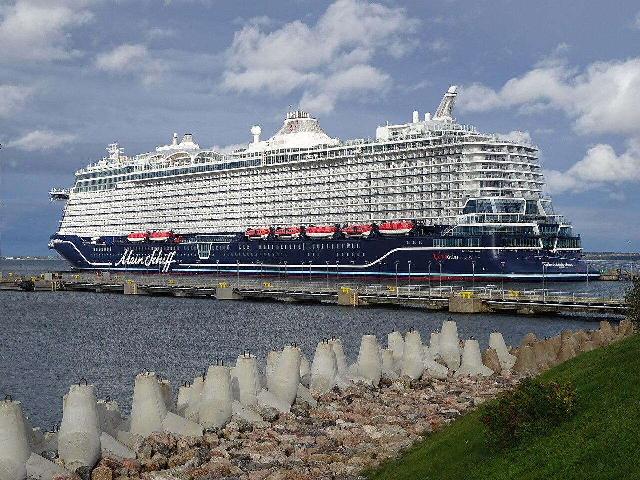 Mein Schiff Relax am 9. Oktober 2026 im Hafen von Tallinn; Originalfoto des Schiffs, keine Aufnahme dieser Norwegenreise.