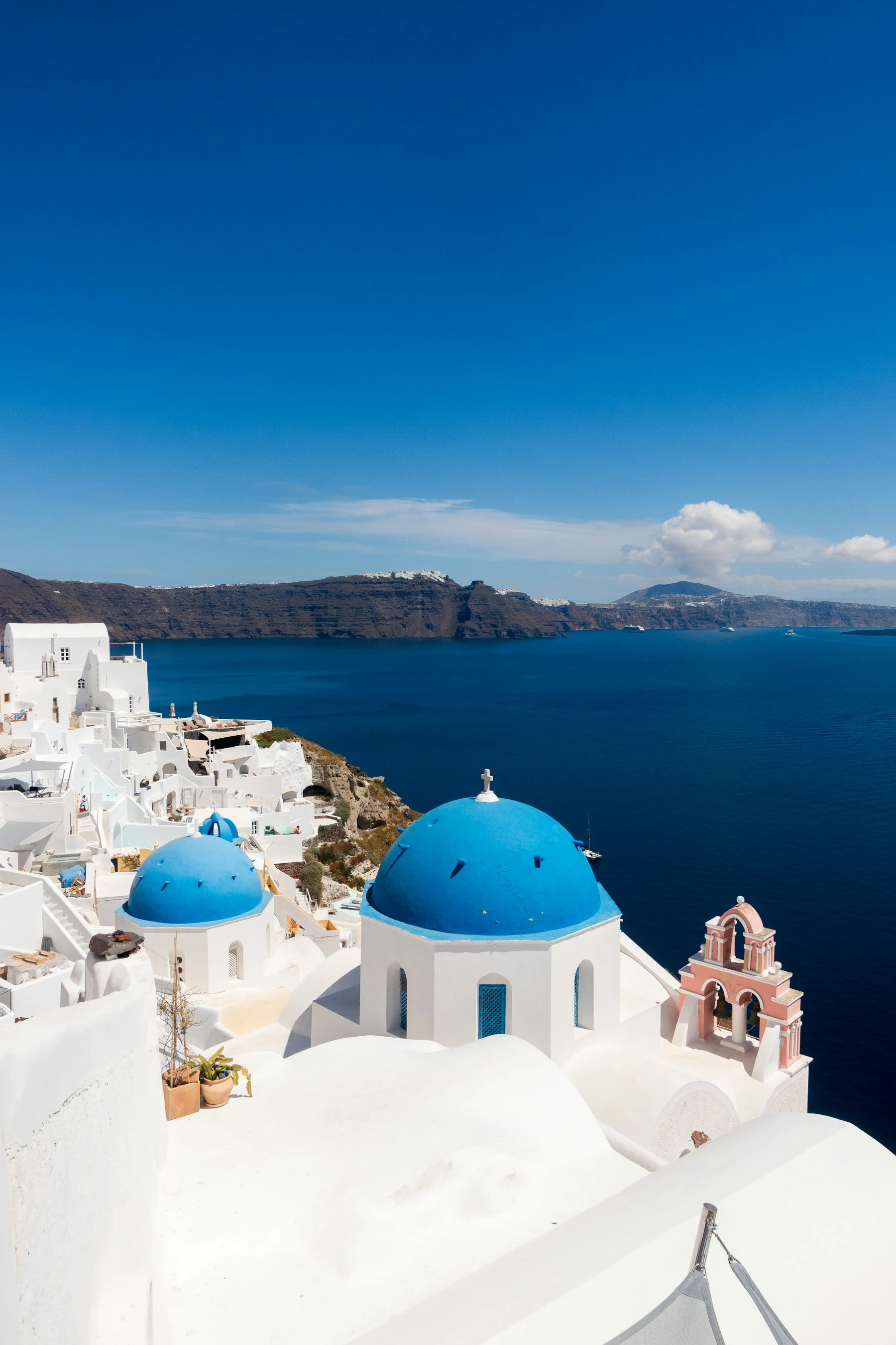 Weiße Häuser und blaue Kuppeln über der Ägäis auf Santorini