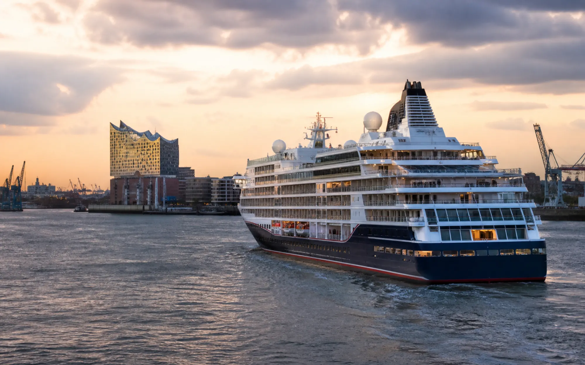 Illustration: Kreuzfahrtschiff auf der Elbe vor der Hamburger Elbphilharmonie