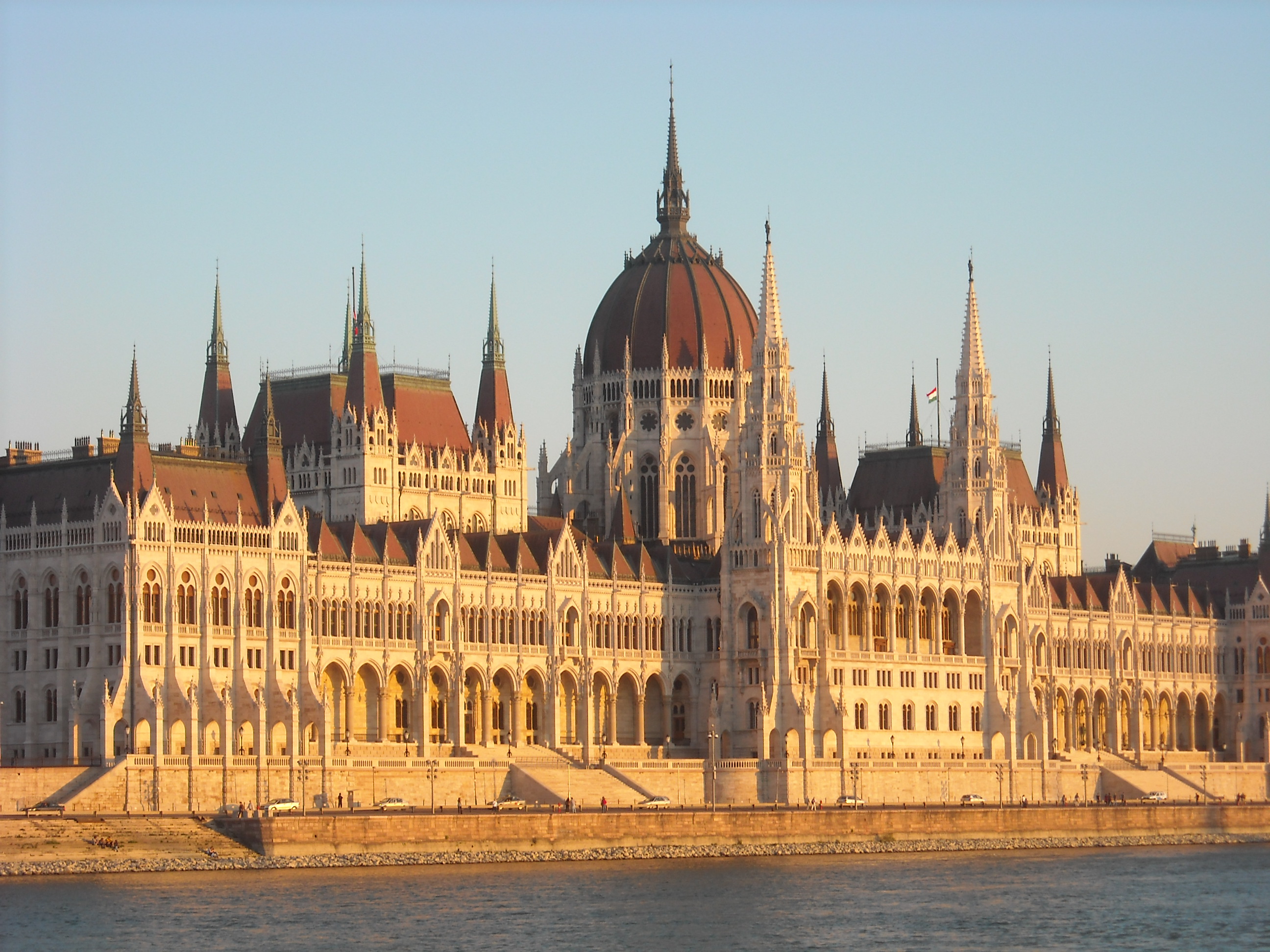 Ungarisches Parlament am Donauufer in Budapest im warmen Sonnenlicht