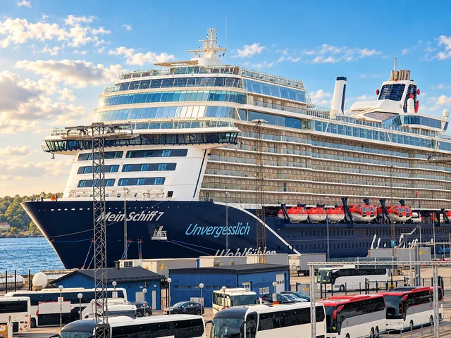 Die Mein Schiff 7 in Stockholm, schräg von vorn gesehen. Licht, Himmel, Wasser und Farben wurden mit KI bearbeitet.