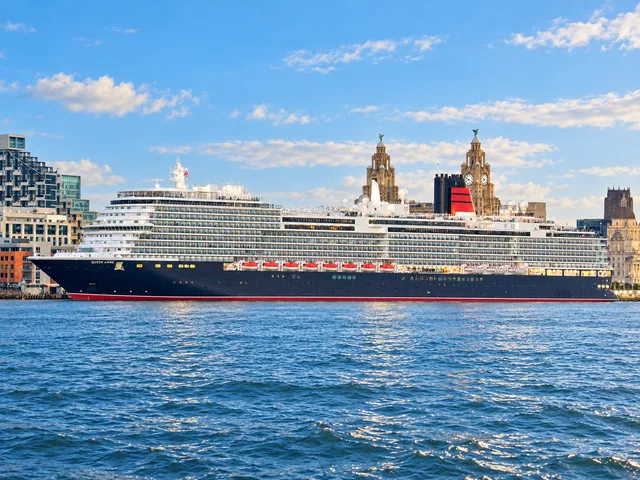 Die Queen Anne in vollständiger Seitenansicht vor Liverpool. Licht, Himmel, Wasser und Farben wurden mit KI bearbeitet.