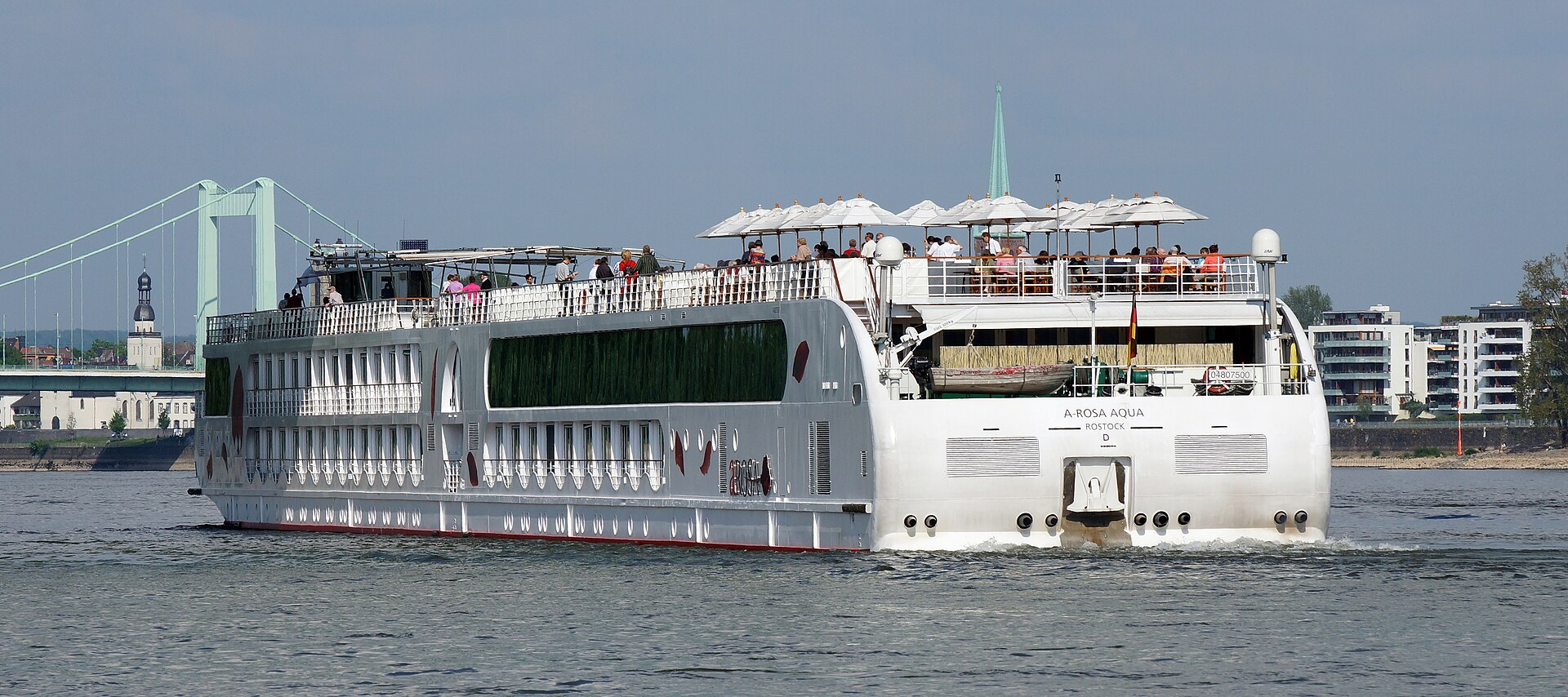 Die A-ROSA AQUA in Fahrt auf dem Rhein bei Köln.