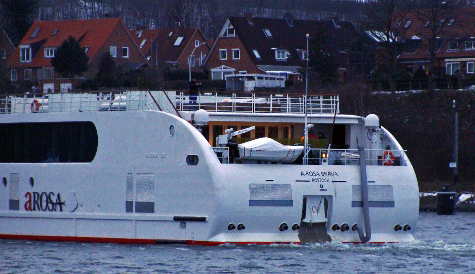 Die A-ROSA BRAVA auf ihrer Überführungsfahrt im Nord-Ostsee-Kanal.