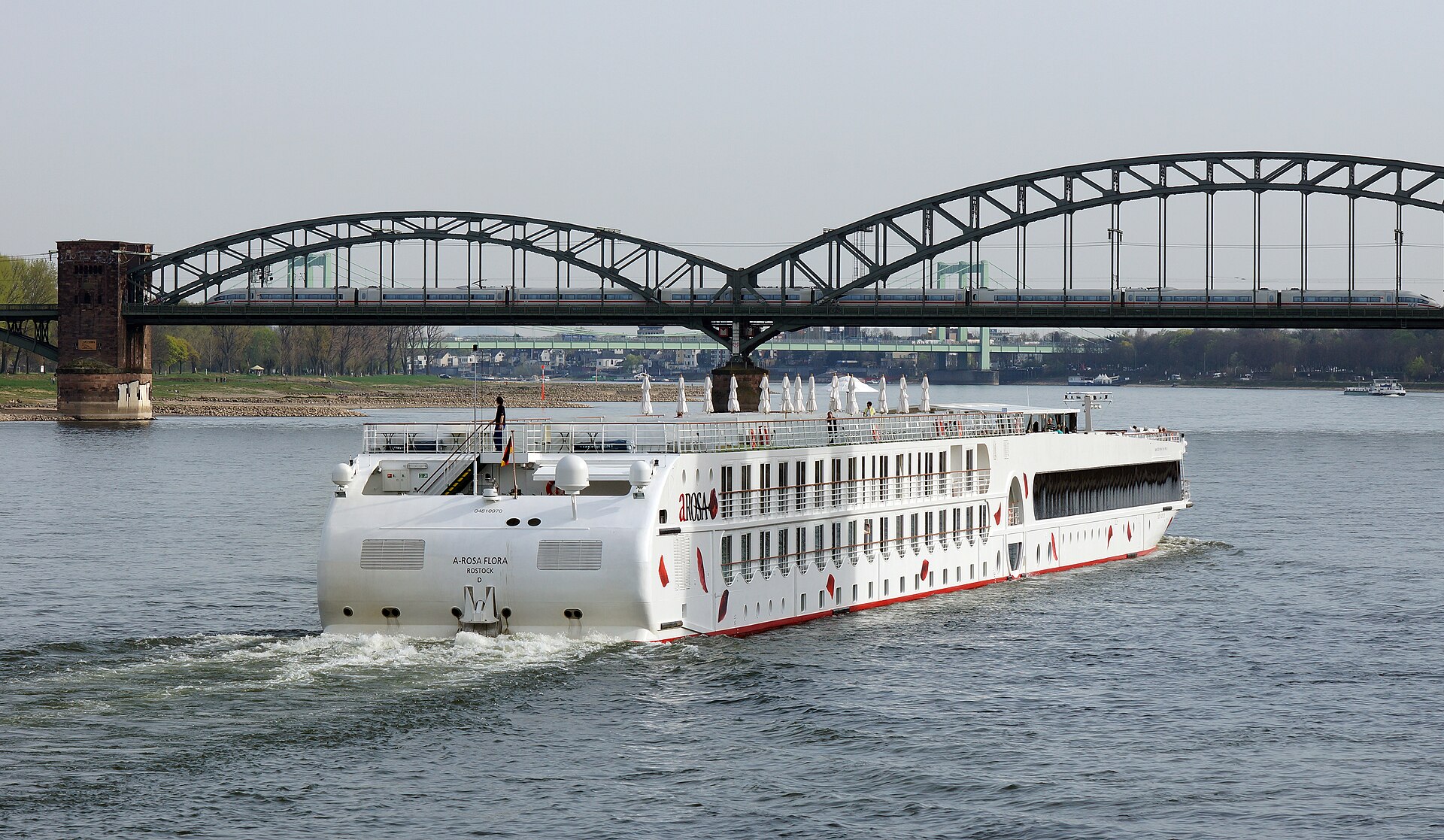 Die A-ROSA FLORA in Fahrt auf dem Rhein bei Köln.