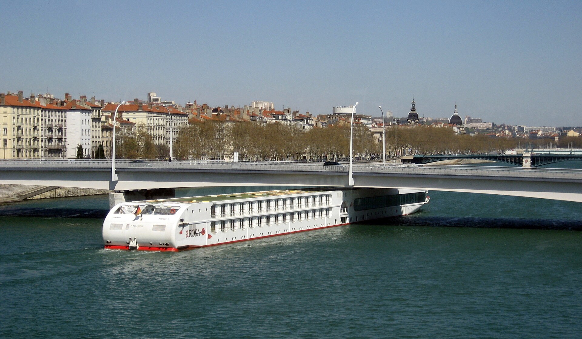 Die A-ROSA LUNA in Fahrt auf der Rhône in Lyon.