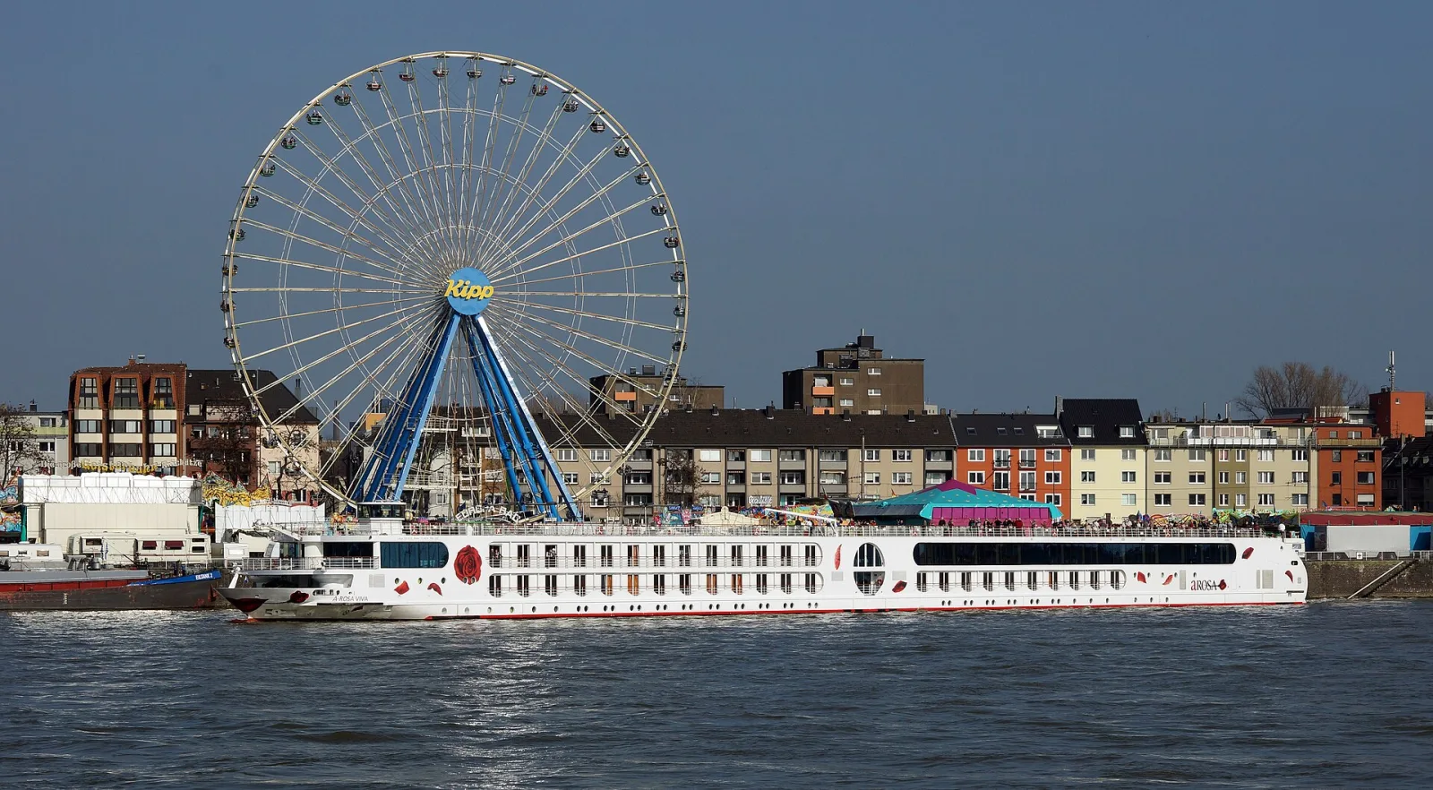 Außenansicht des Flusskreuzfahrtschiffs A-ROSA VIVA.