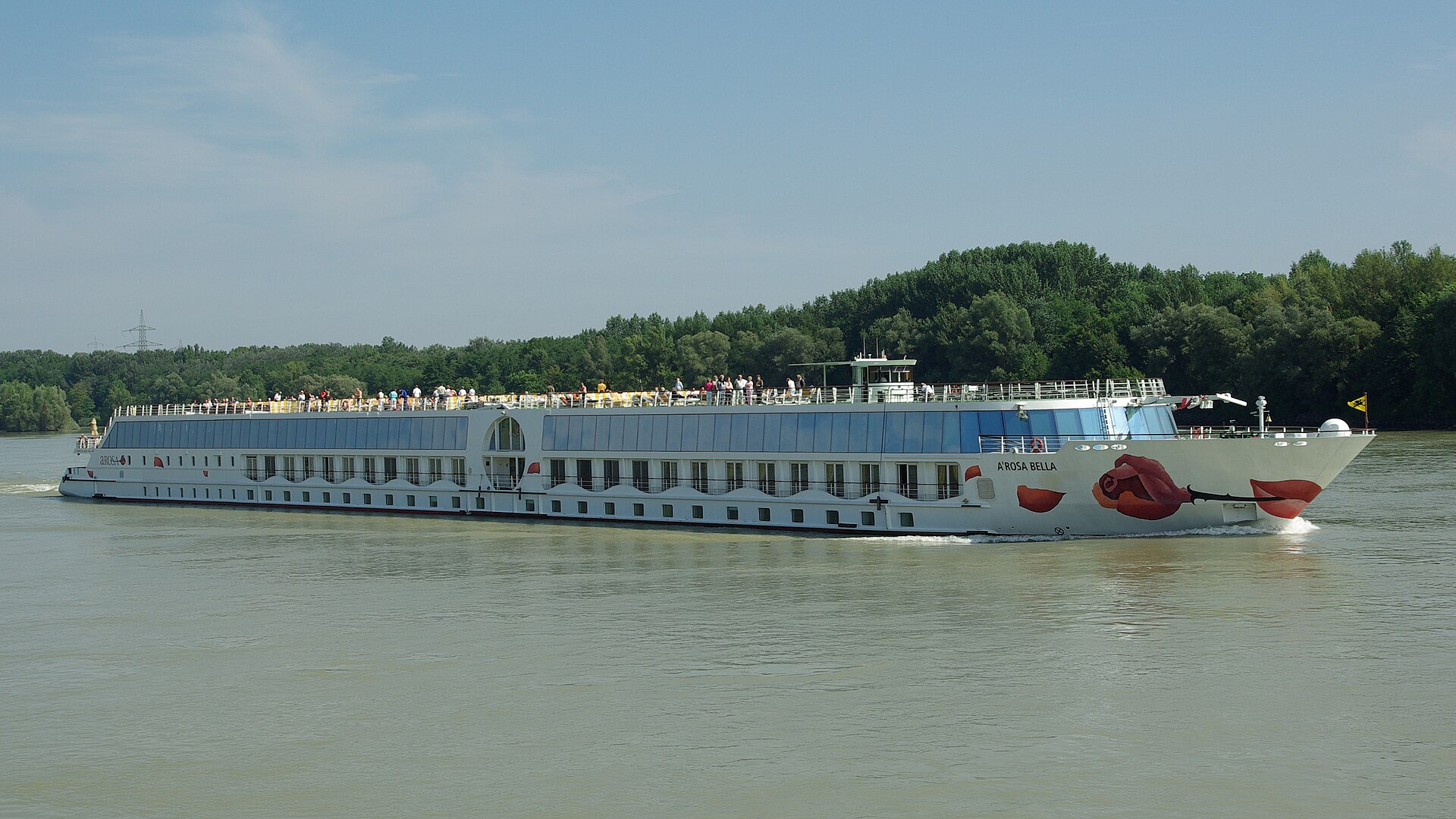 Die A-ROSA BELLA in vollständiger Seitenansicht auf der Donau.