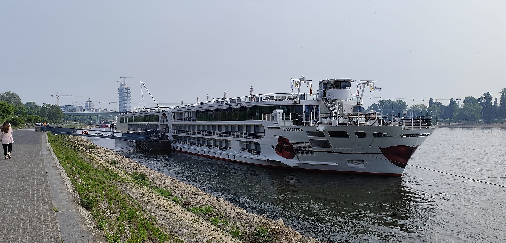 Die A-ROSA SENA liegt in Köln am Rheinufer.