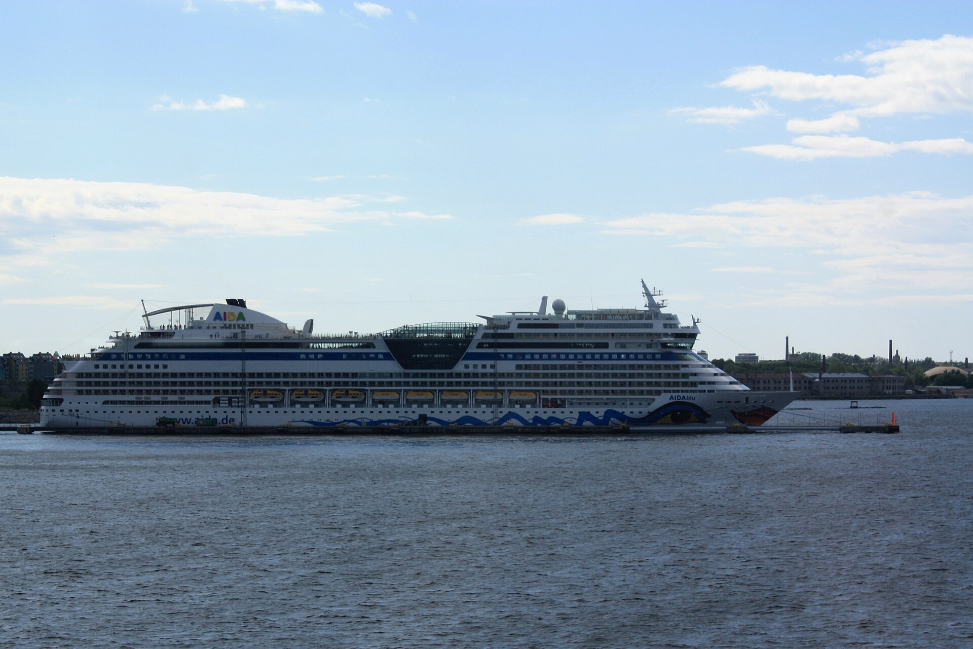 Die AIDAblu in vollständiger Seitenansicht im Hafen von Tallinn.