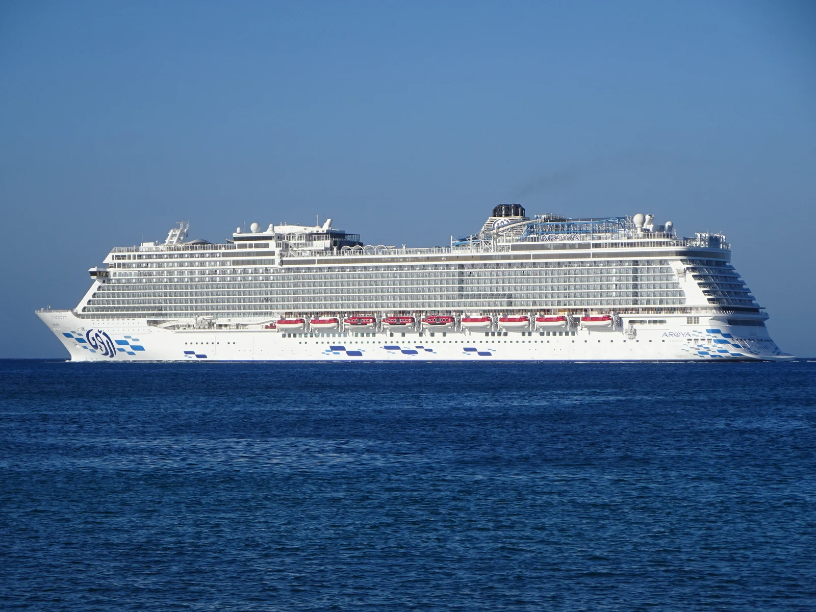 Das Kreuzfahrtschiff AROYA bei der Ausfahrt aus Rhodos am 29. Juli 2025.
