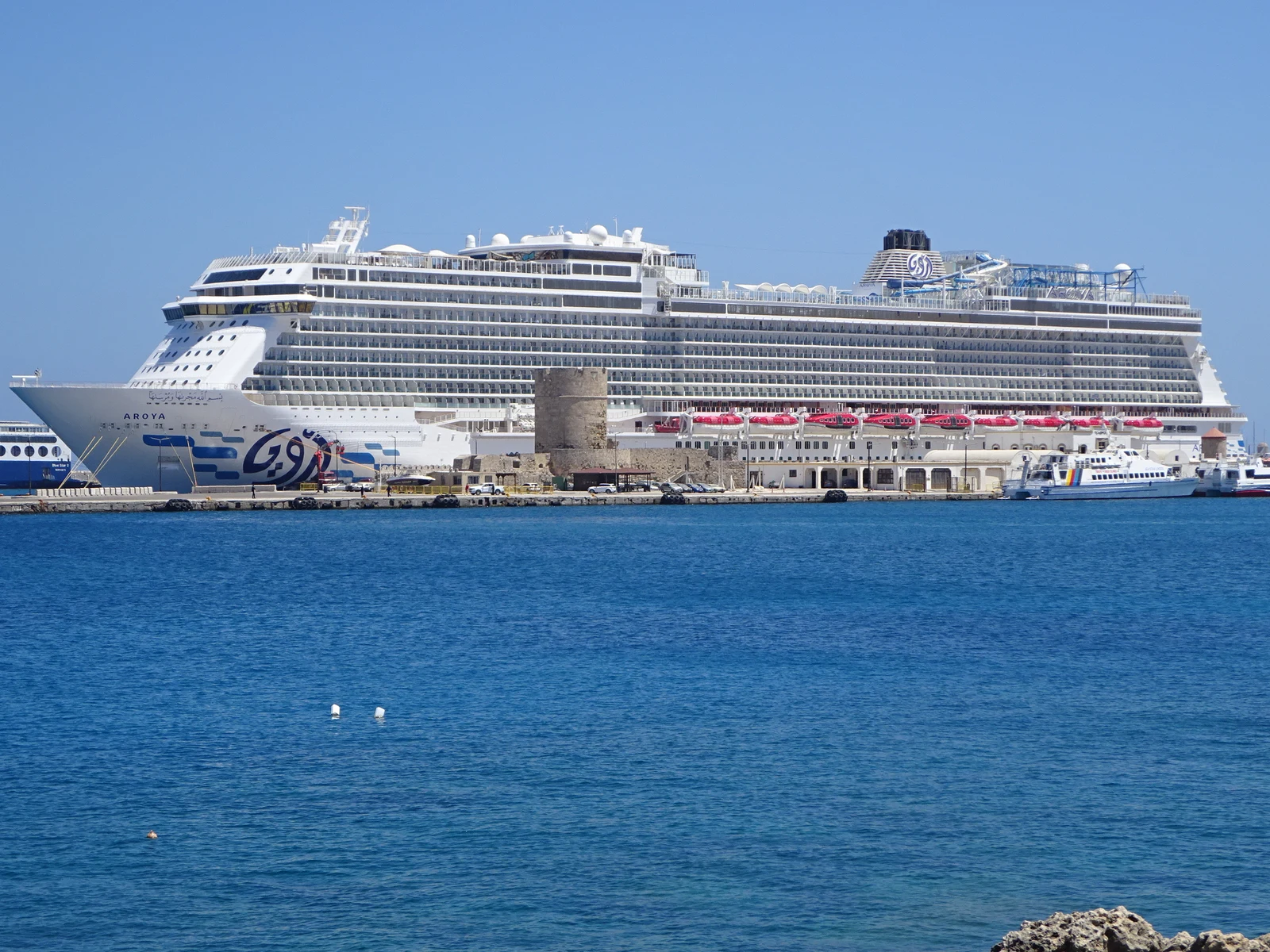 Die AROYA liegt am 29. Juli 2025 im Hafen von Rhodos, in vollständiger Seitenansicht.