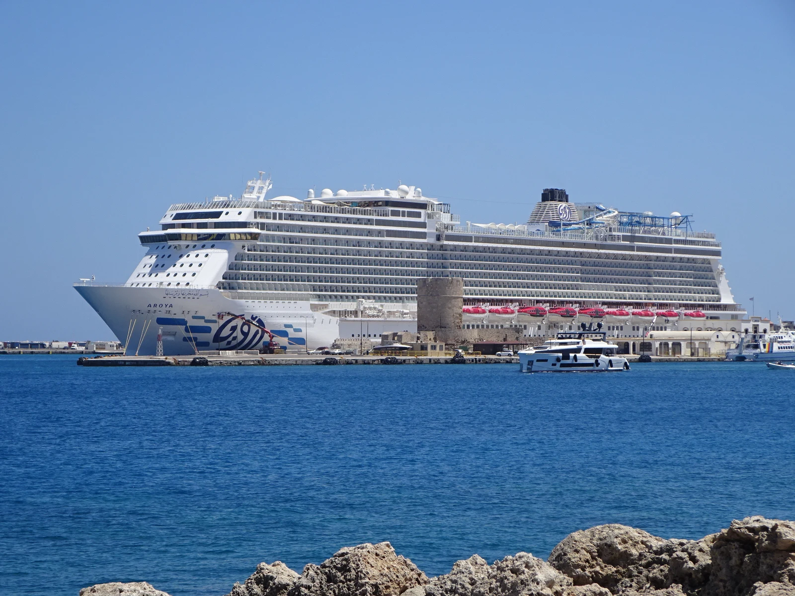 Die AROYA am zentralen Pier im Hafen von Rhodos am 29. Juli 2025.