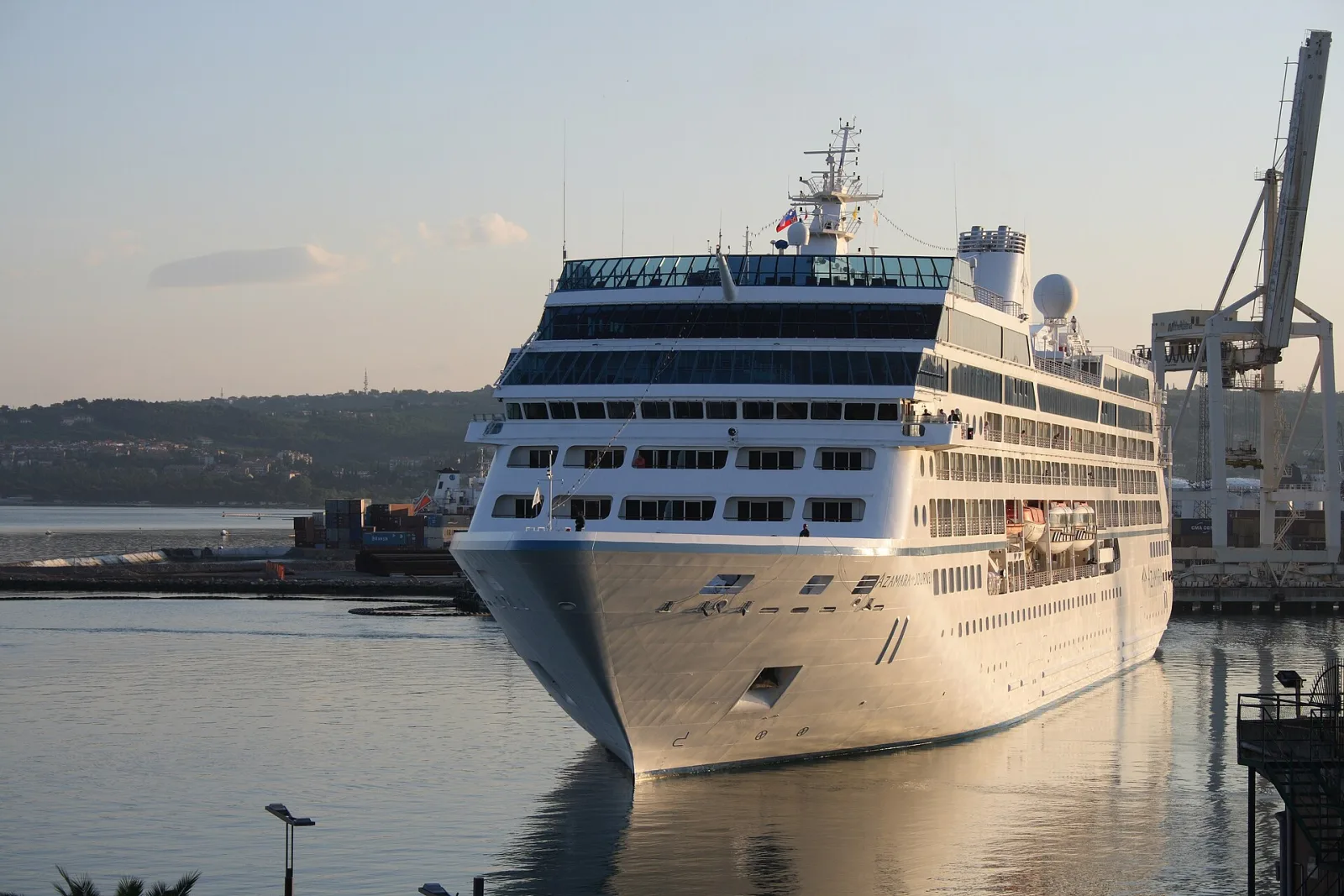 Außenansicht des Kreuzfahrtschiffs Azamara Journey.