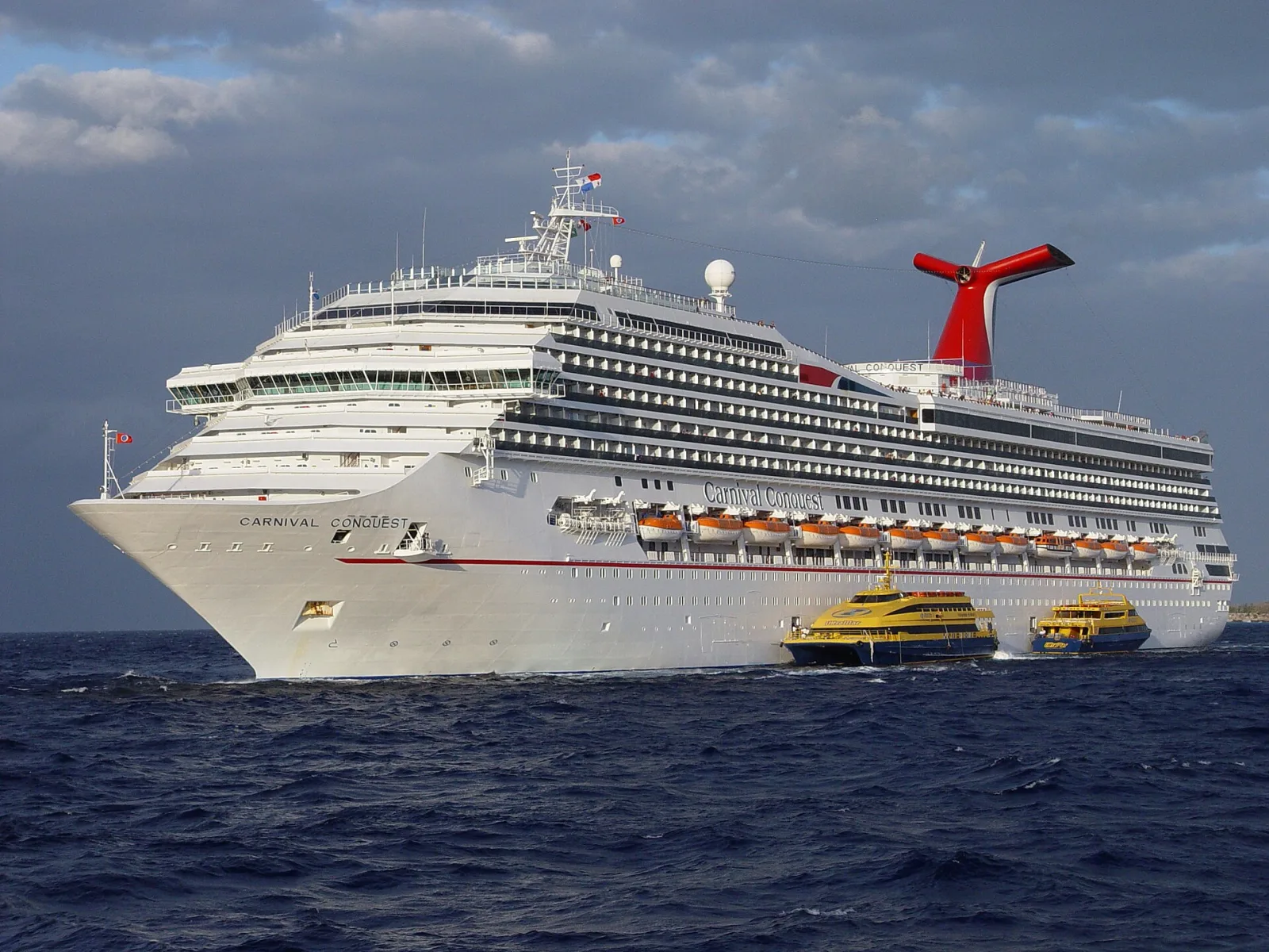 Außenansicht des Kreuzfahrtschiffs Carnival Conquest.