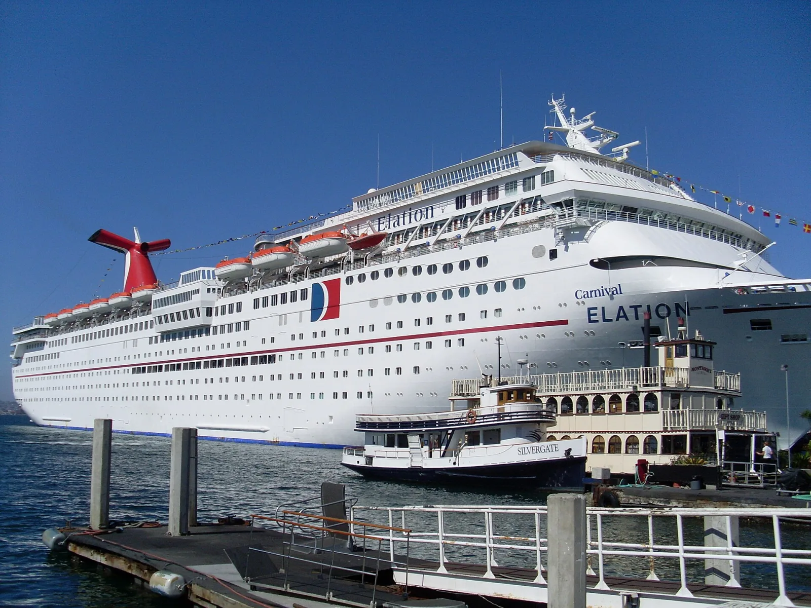 Außenansicht des Kreuzfahrtschiffs Carnival Elation.