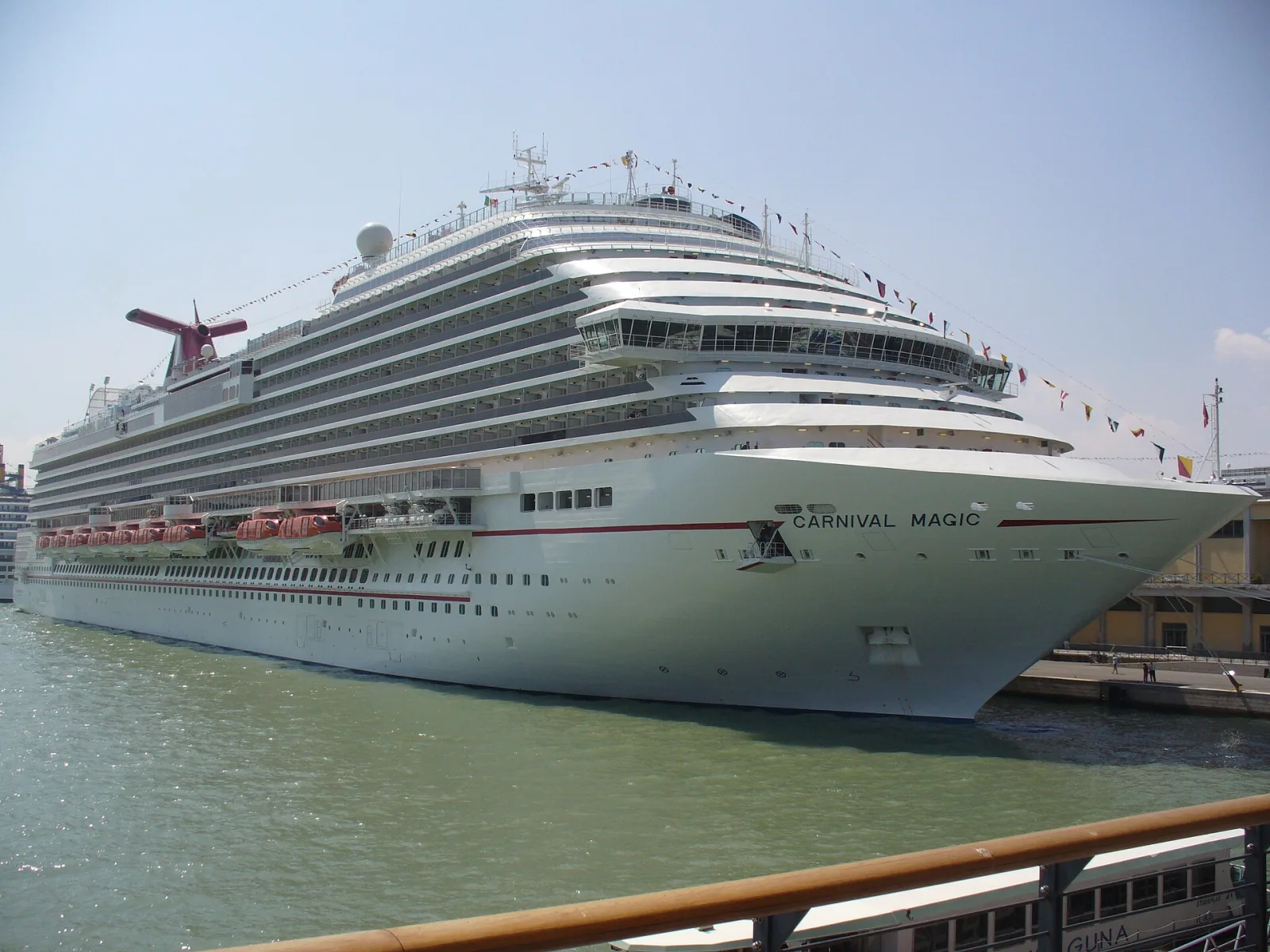 Außenansicht des Kreuzfahrtschiffs Carnival Magic.