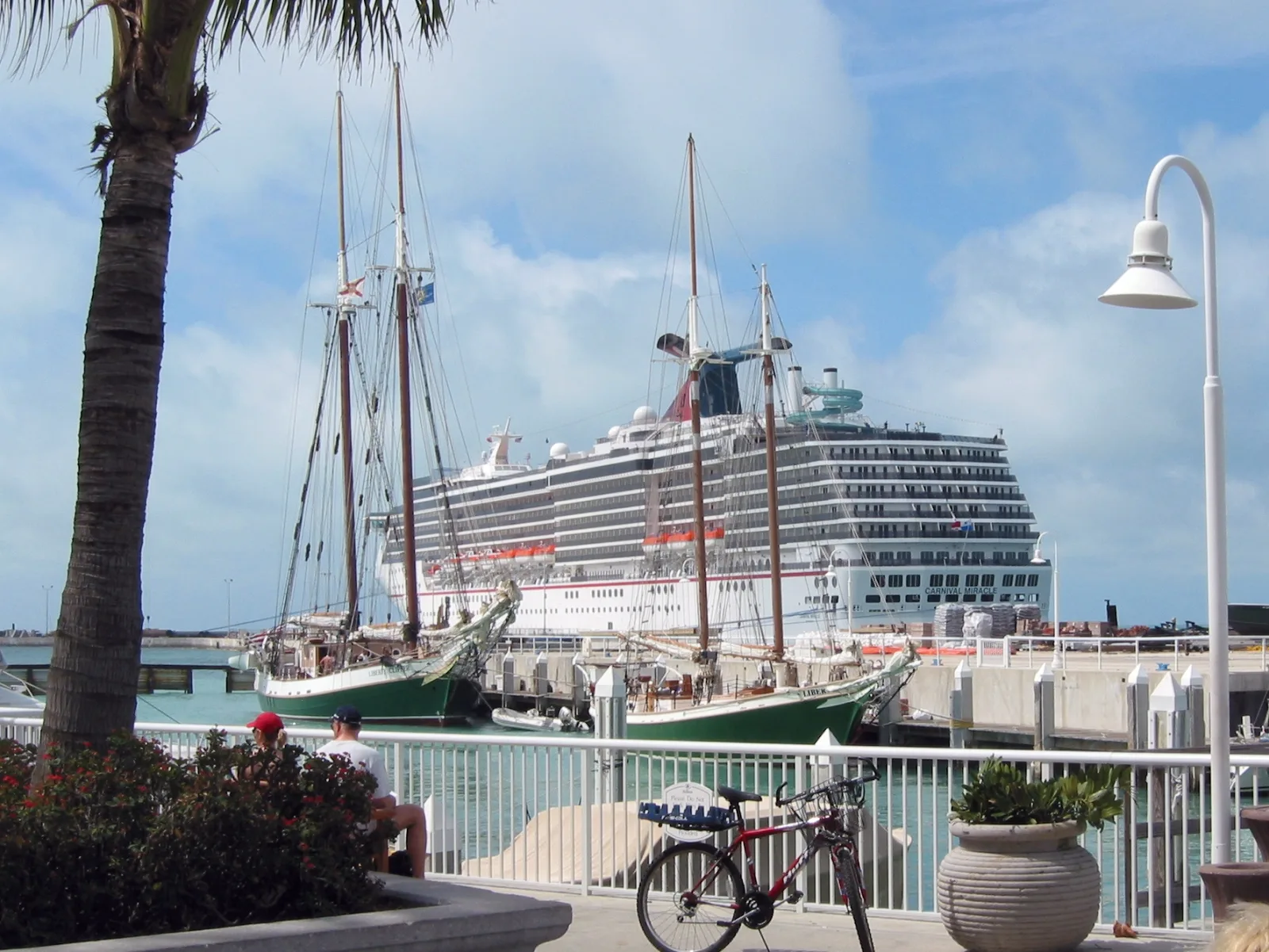 Außenansicht des Kreuzfahrtschiffs Carnival Miracle.