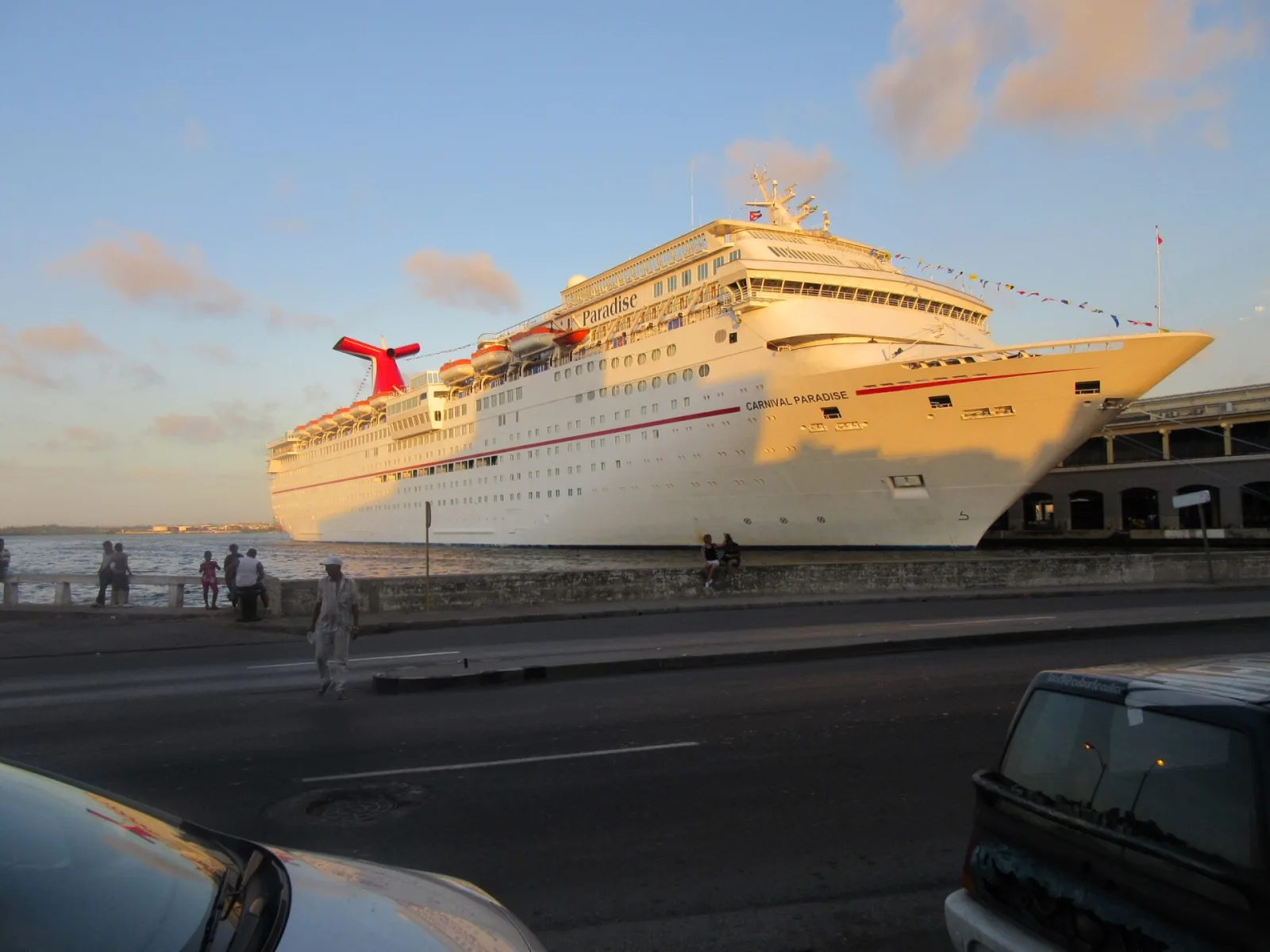 Außenansicht des Kreuzfahrtschiffs Carnival Paradise.