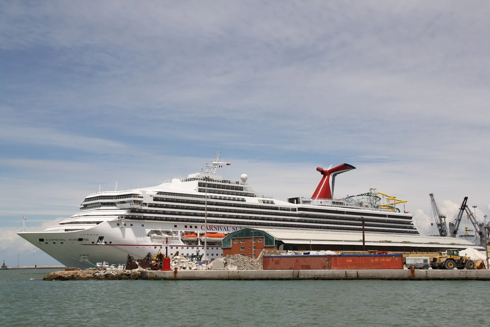 Außenansicht des Kreuzfahrtschiffs Carnival Sunshine.