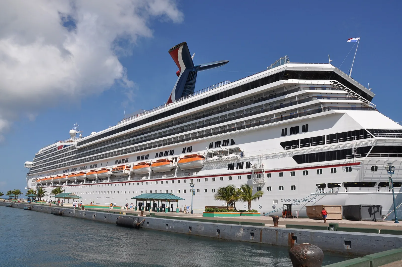 Außenansicht des Kreuzfahrtschiffs Carnival Valor.