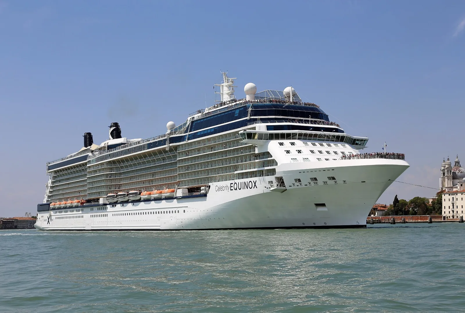 Außenansicht des Kreuzfahrtschiffs Celebrity Equinox.