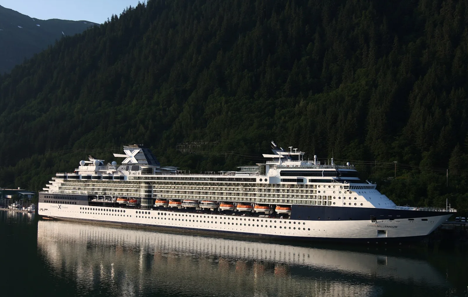 Außenansicht des Kreuzfahrtschiffs Celebrity Millennium.