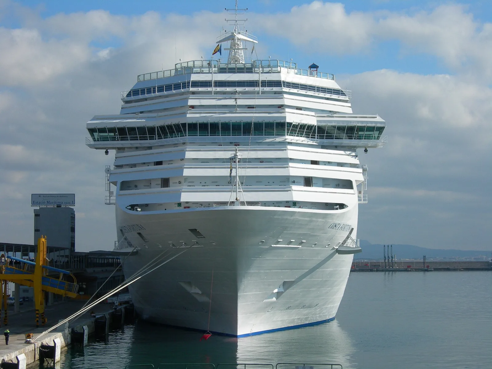 Außenansicht des Kreuzfahrtschiffs Costa Fortuna.
