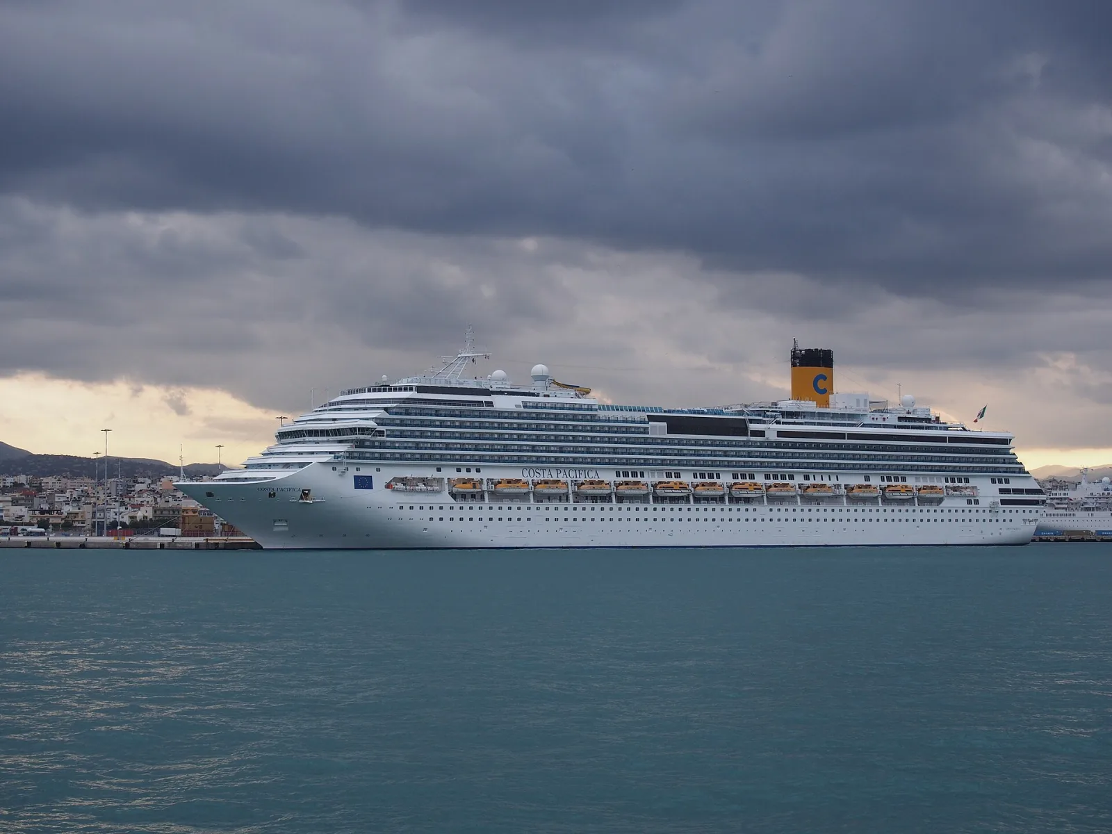 Außenansicht des Kreuzfahrtschiffs Costa Pacifica.
