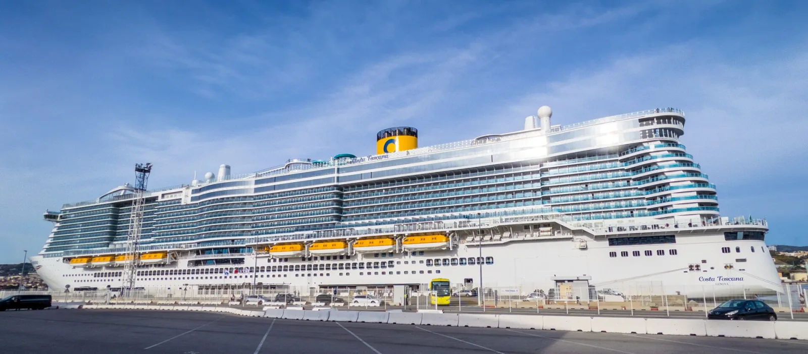 Außenansicht des Kreuzfahrtschiffs Costa Toscana.