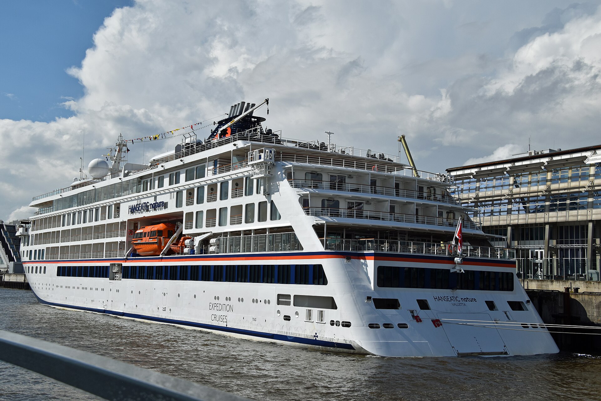 Die HANSEATIC nature in Seitenansicht im Hamburger Hafen.