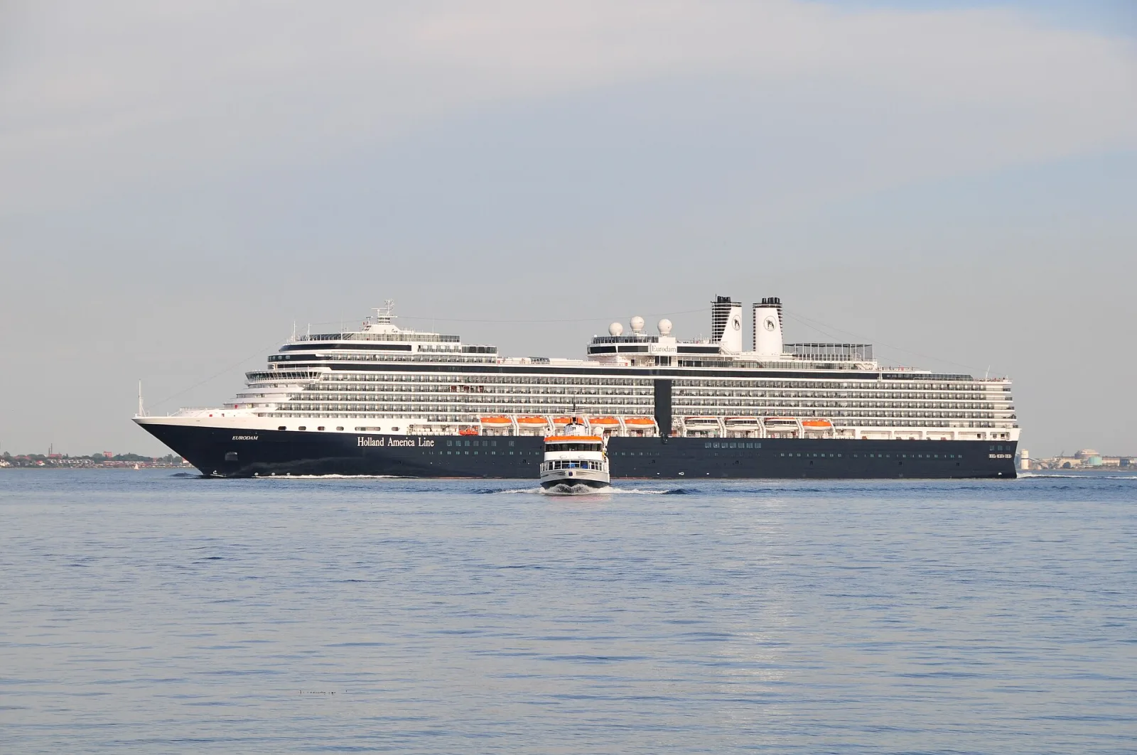 Außenansicht des Kreuzfahrtschiffs Eurodam.