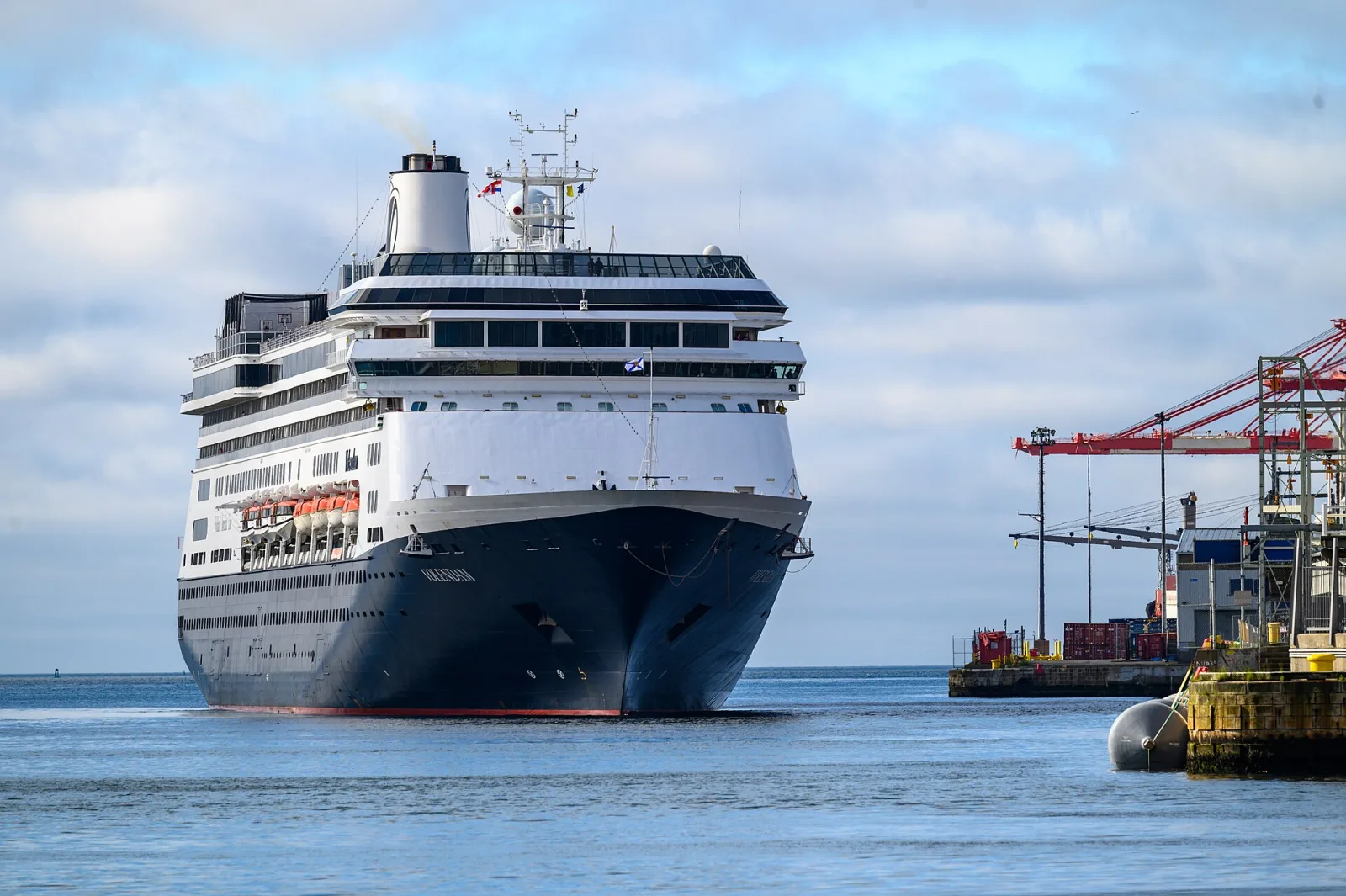 Außenansicht des Kreuzfahrtschiffs Volendam.