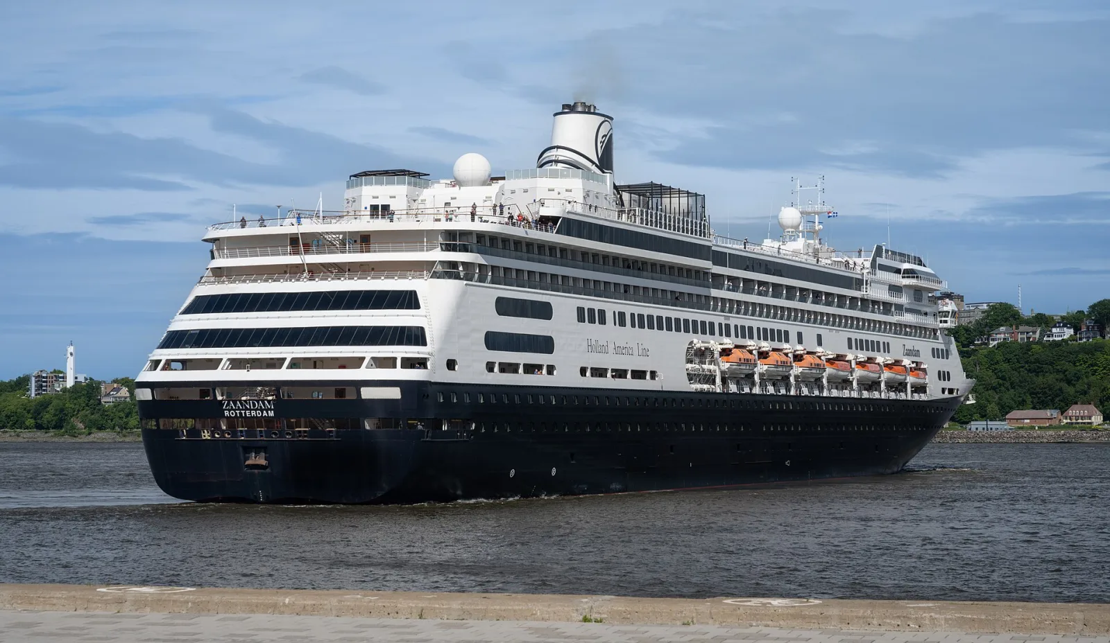 Außenansicht des Kreuzfahrtschiffs Zaandam.