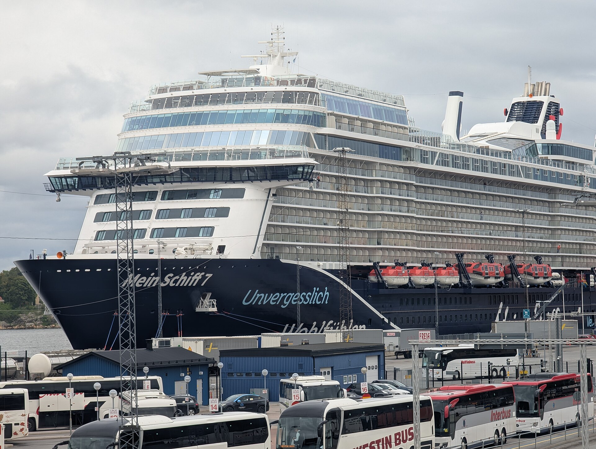 Die Mein Schiff 7 in Stockholm, schräg von vorn gesehen.