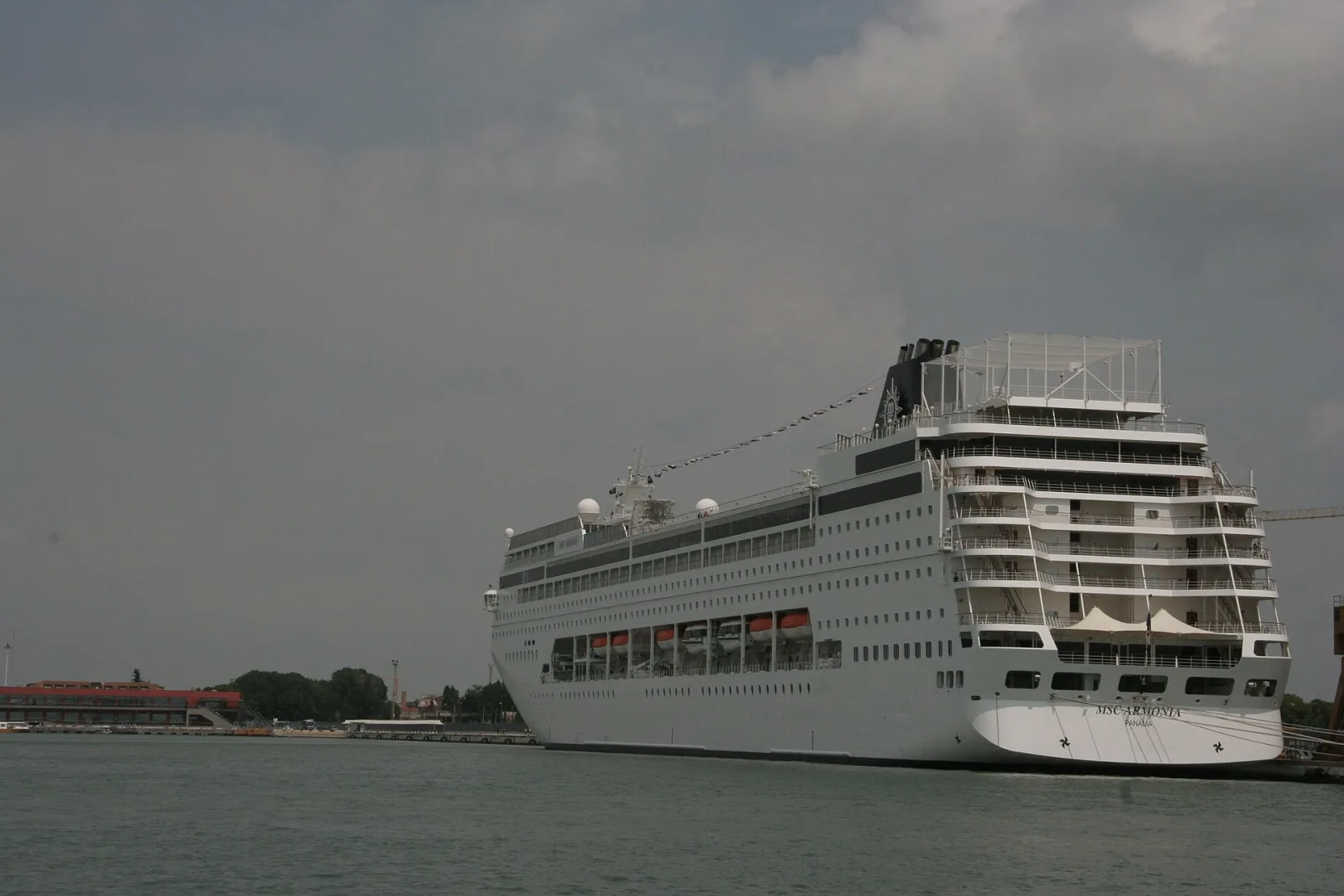 Außenansicht des Kreuzfahrtschiffs MSC Armonia.