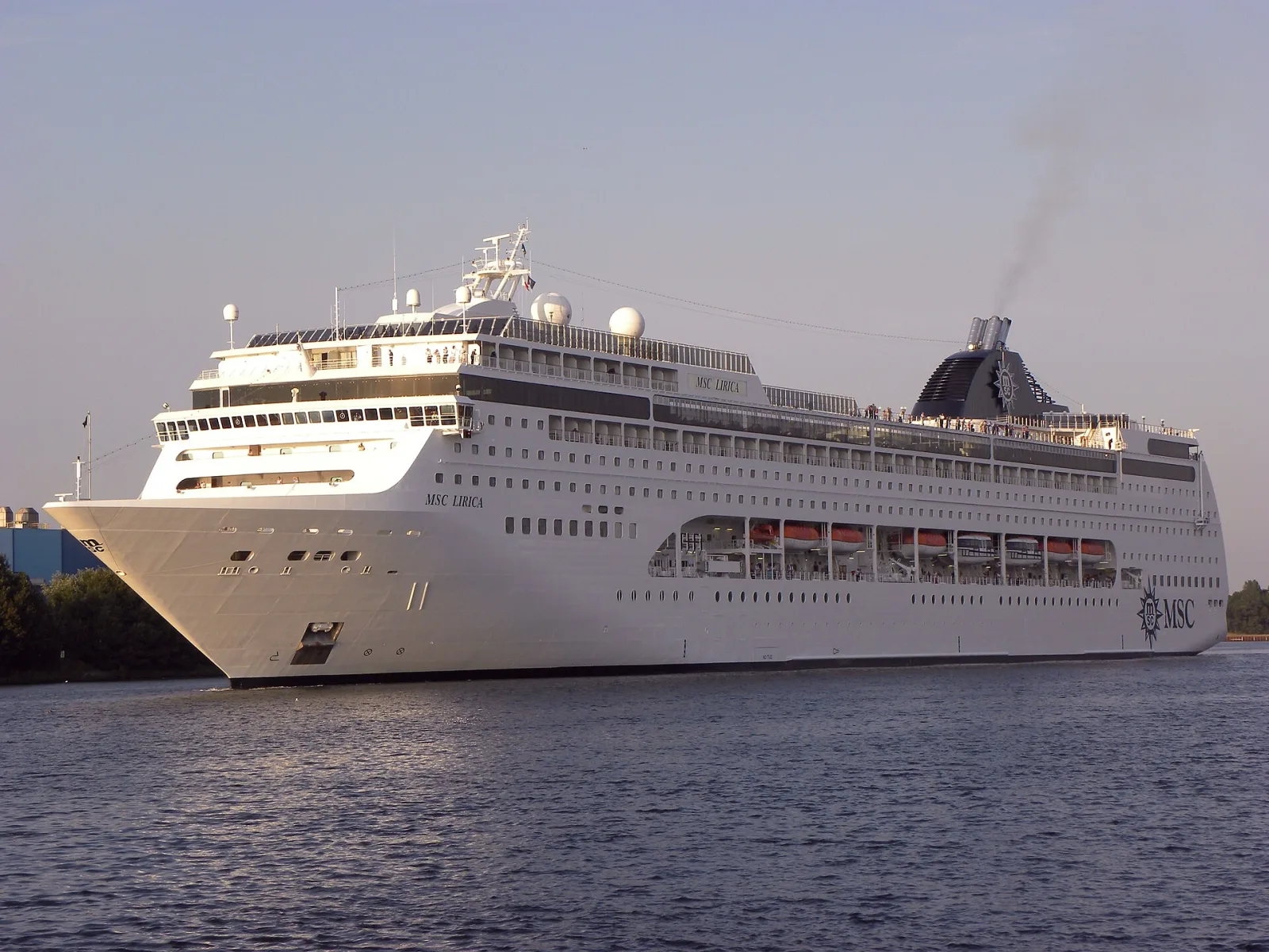 Außenansicht des Kreuzfahrtschiffs MSC Lirica.
