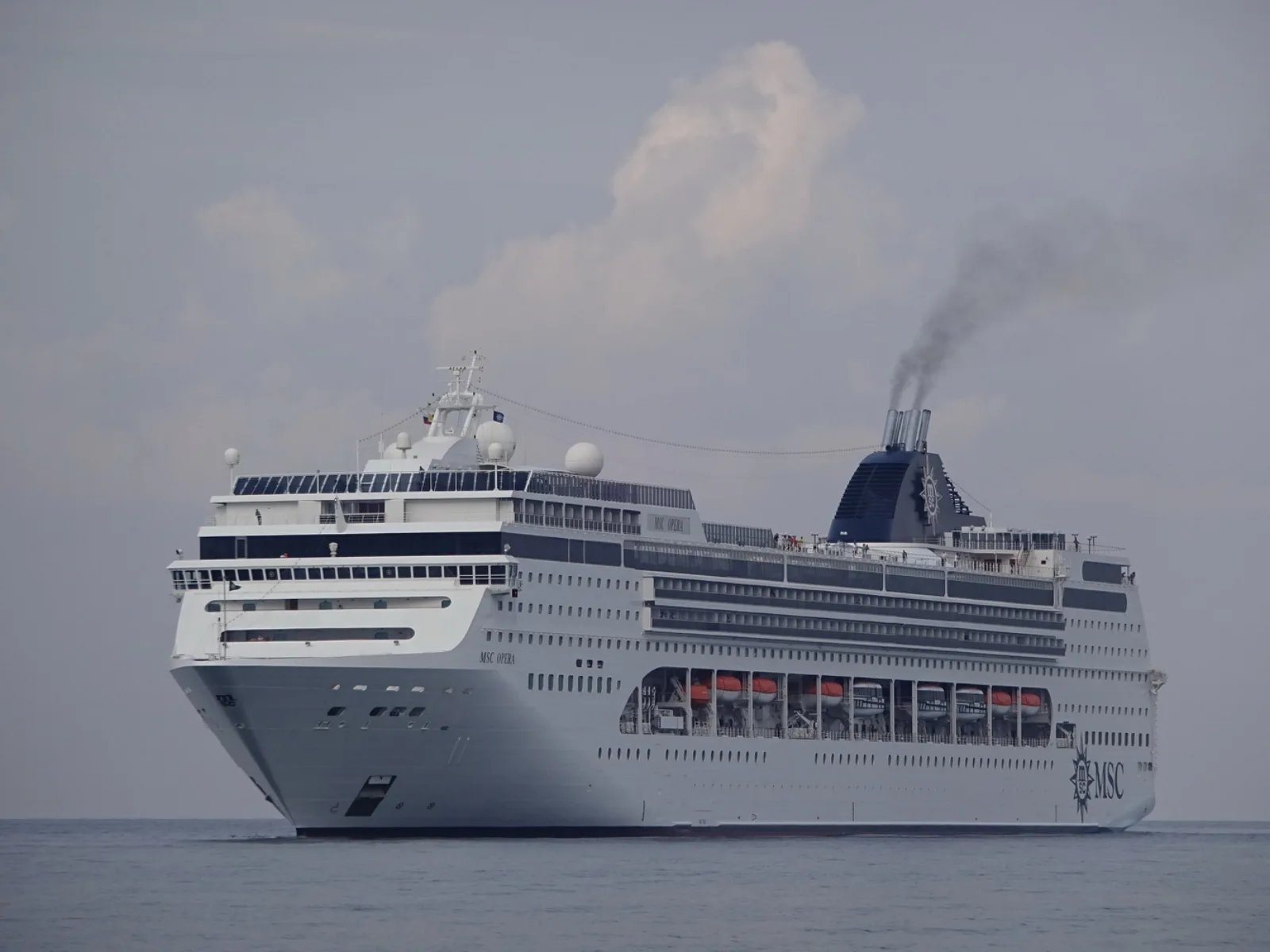 Außenansicht des Kreuzfahrtschiffs MSC Opera.